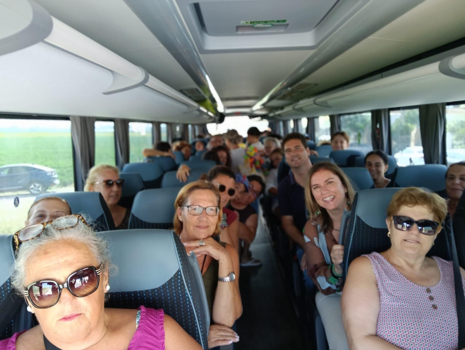 Imagen del autobús que lleva a los vecinos de la zona rural de Jerez a la playa incluido en el programa 'Súbete al autobús del verano'