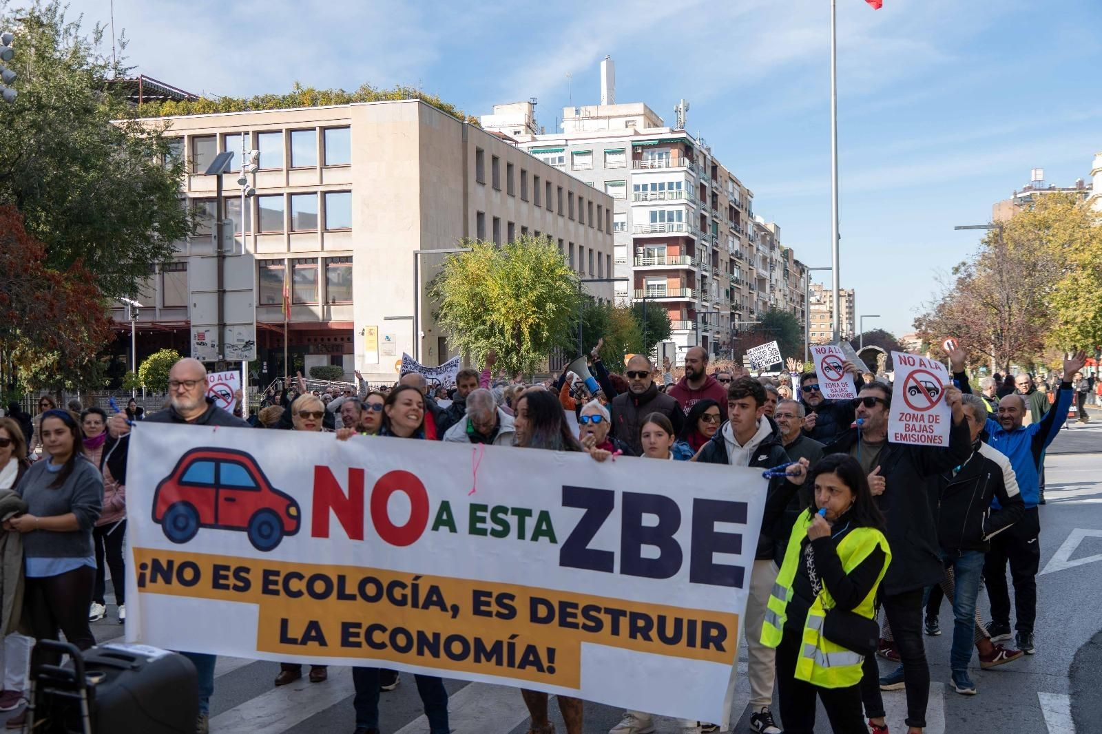 Inicio de la manifestación en contra de la Zona de Bajas Emisiones de Granada