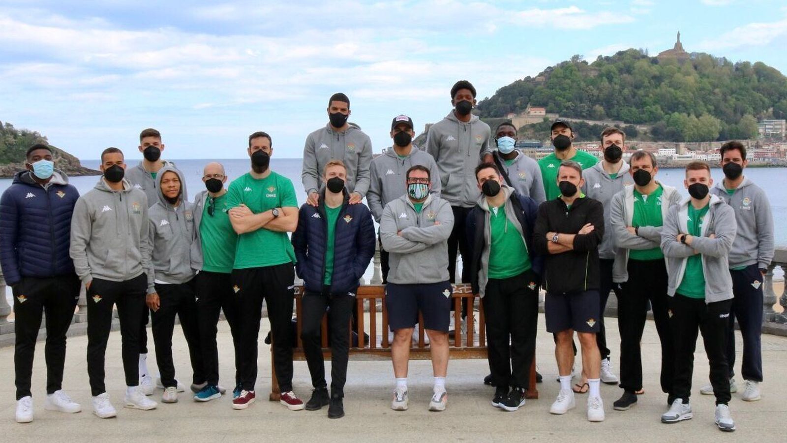 La plantilla bética, en la visita a San Sebastián.