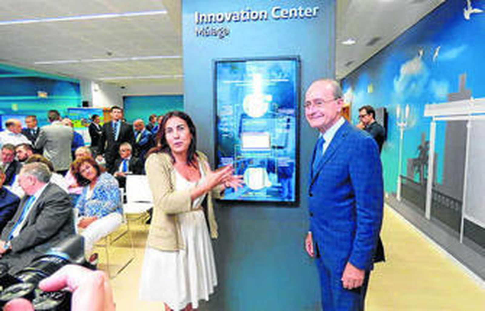 La directora del Territorio Sur de Telefónica, María Jesús Almazor, y el alcalde de Málaga, Francisco de la Torre.