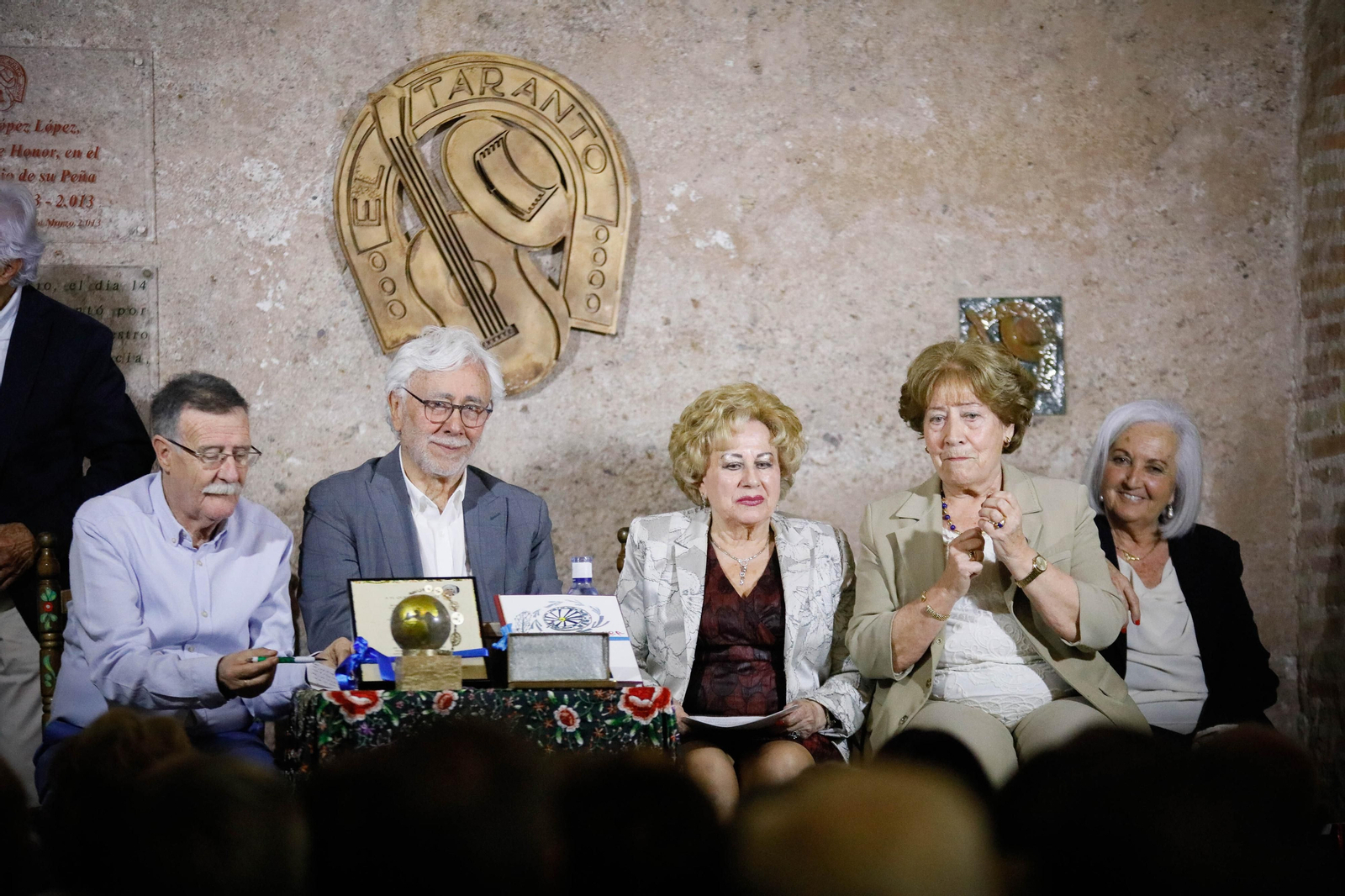 Entrega de Anagrama de Oro y Brillantes de la Ciudad de Almería a Andrés Caparrós en imágeness