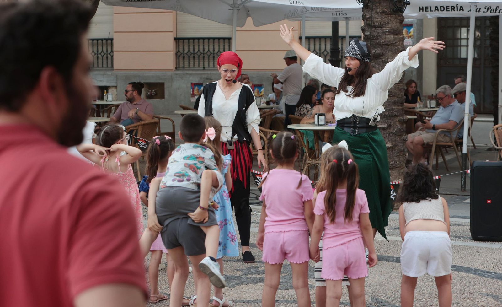 Público infantil, ayer en la plaza del Arenal, en una de las actividades.