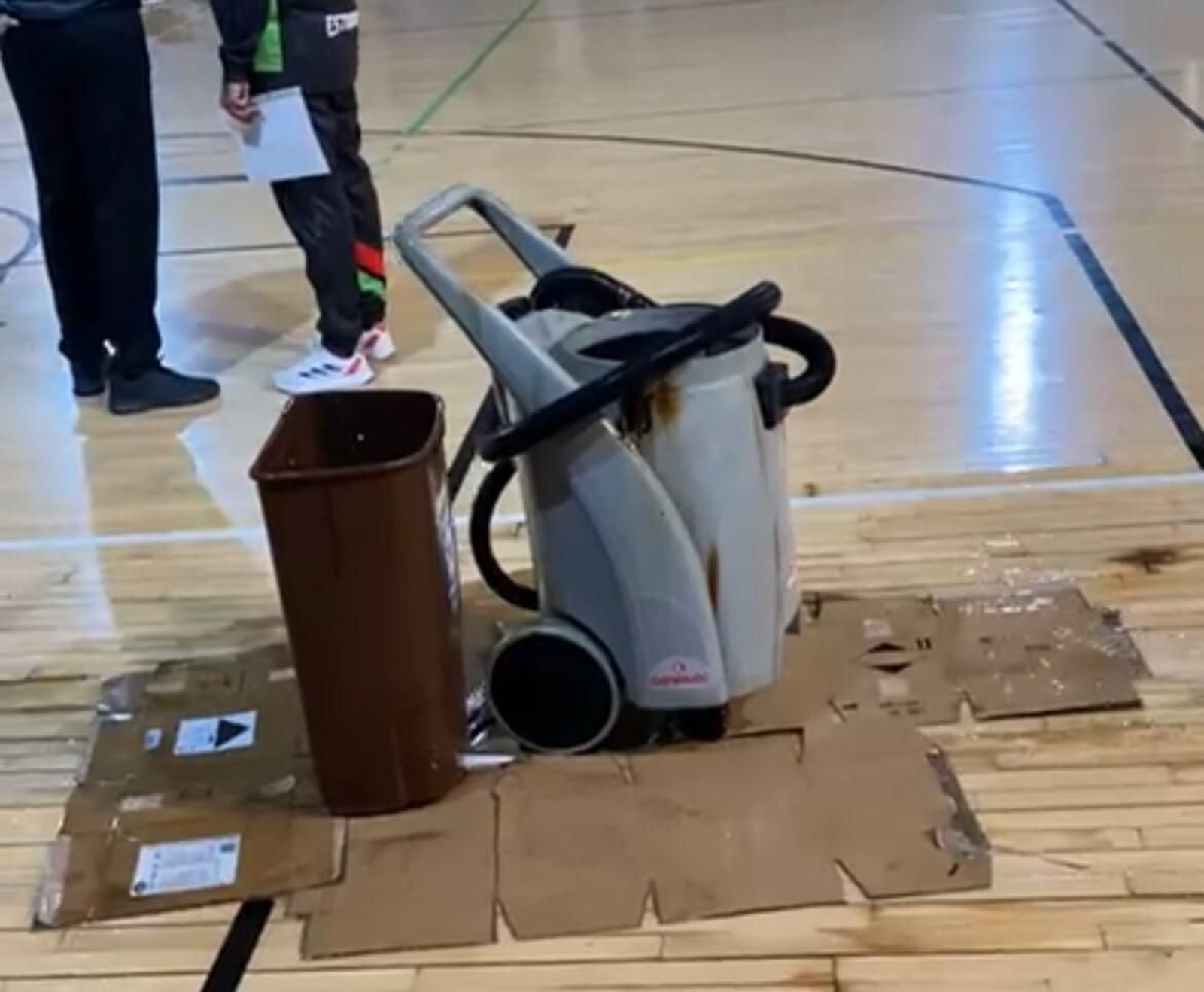 Cubo para las goteras en el Rafael Florido