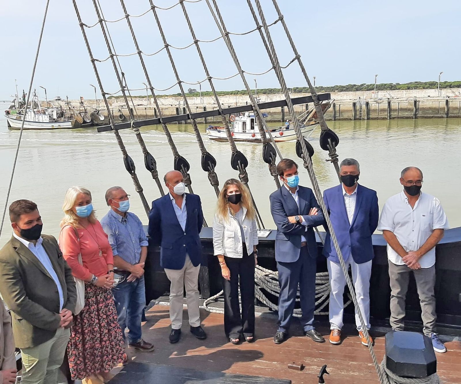 Las autoridades en el recibimiento a la réplica de la Nao Victoria.