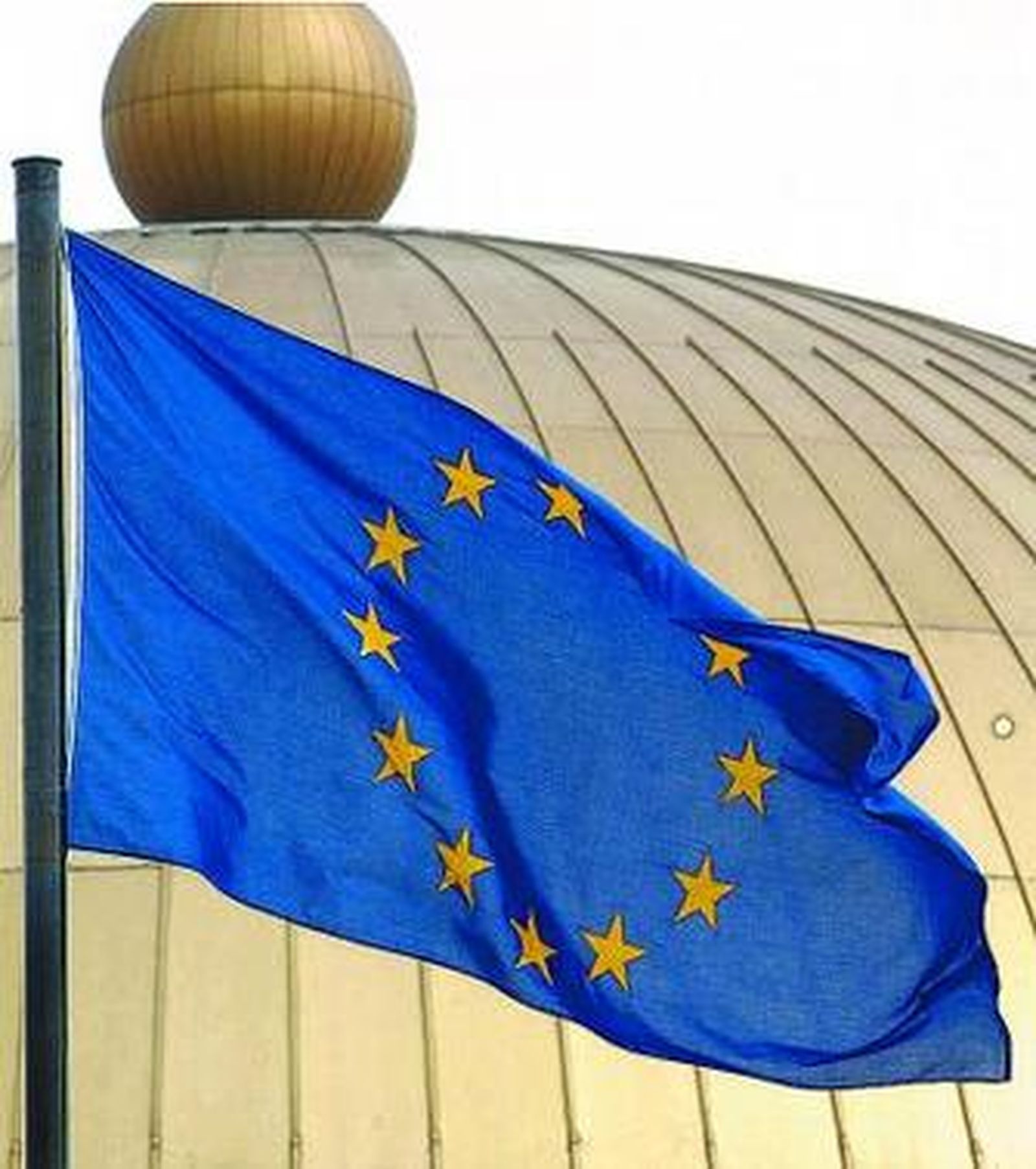 La bandera de la UE ondenado en Sevilla durante la Cumbre Europea.