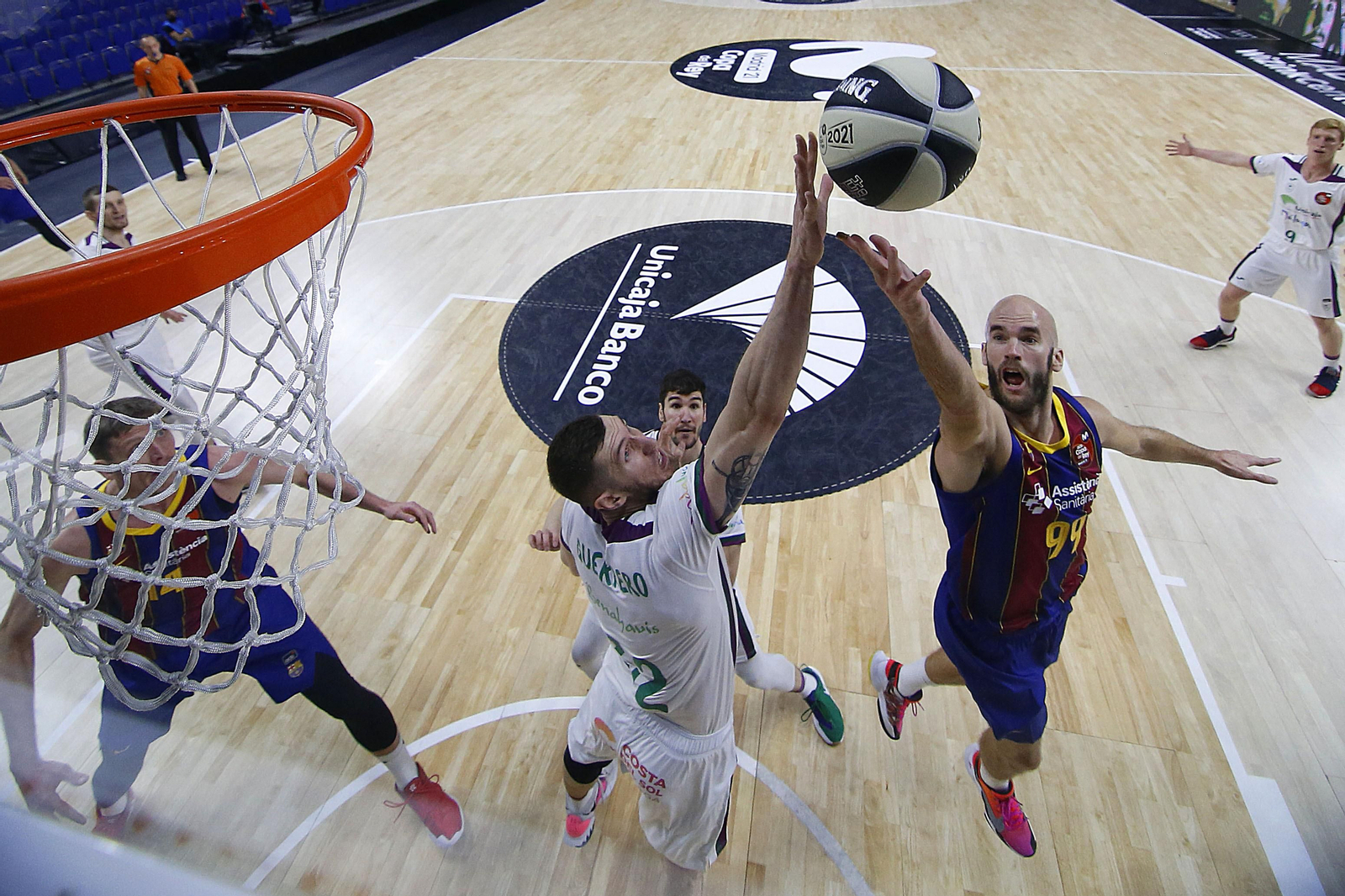 Rubén Guerrero tapona a Nick Calathes en la Copa.
