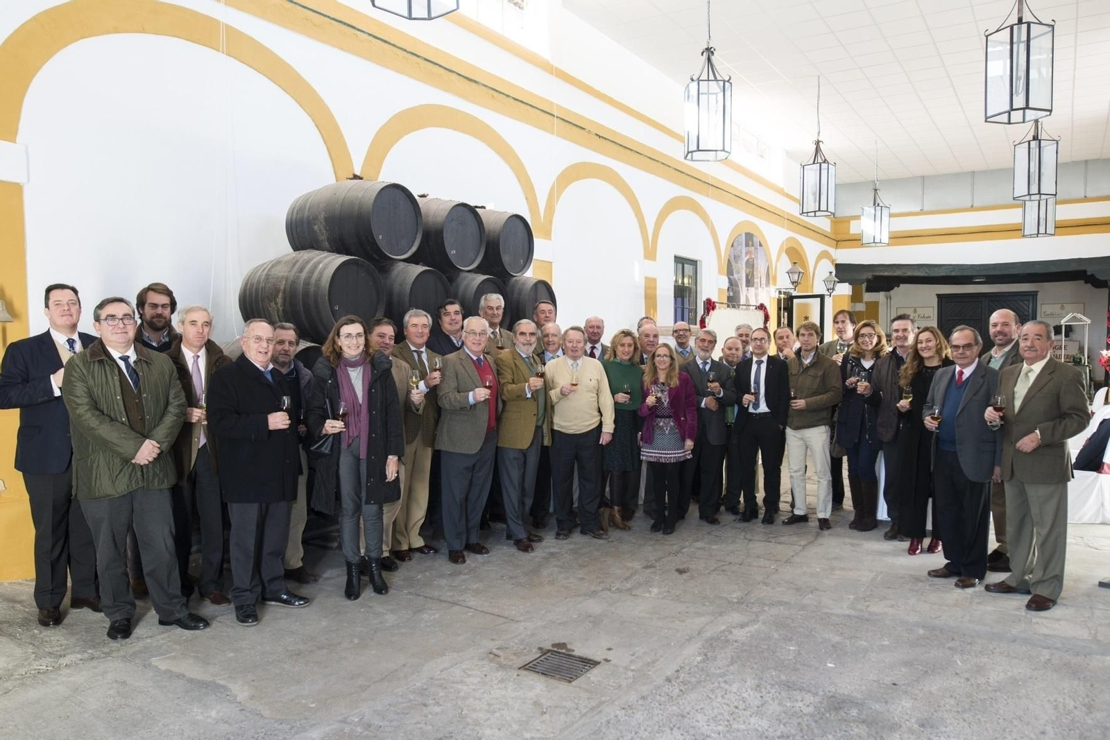 Foto de familia de bodegueros e invitados a la copa de Navidad de Fedejerez, ayer en la bodega Gutiérrez Colosía de El Puerto.