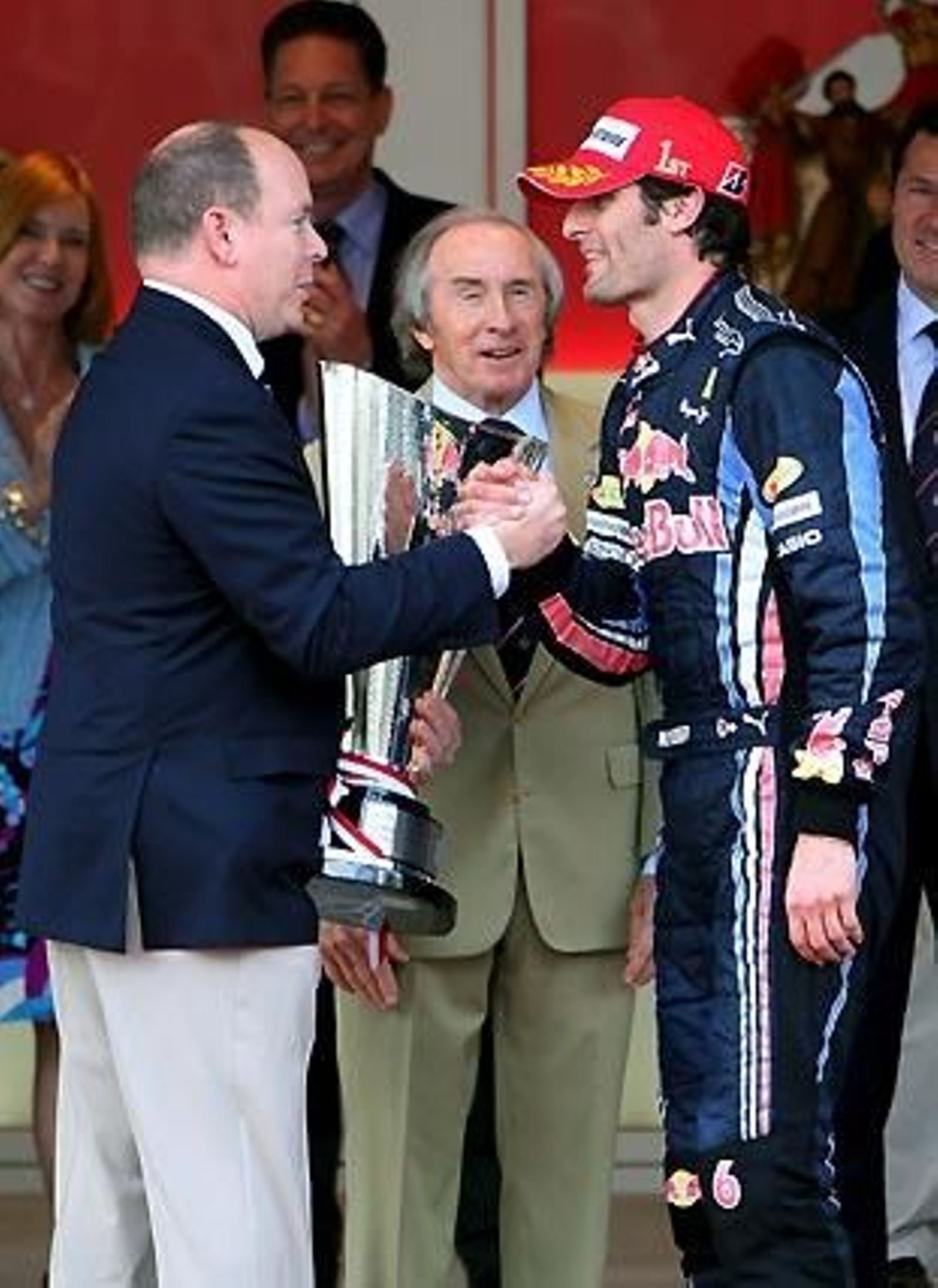 El australiano Mark Webber (Red Bull) recibe de manos de Alberto de Mónaco el trofeo de ganador del Gran Premio de Mónaco.

Foto: EFE