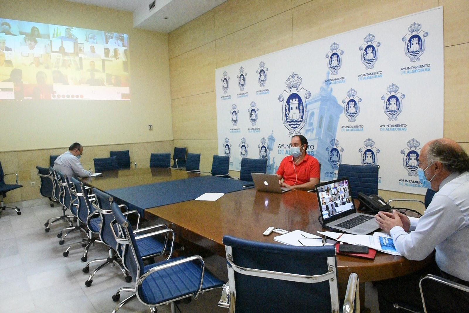 Landaluce, en la sala de comisiones del Ayuntamiento durante la reunión telemática.