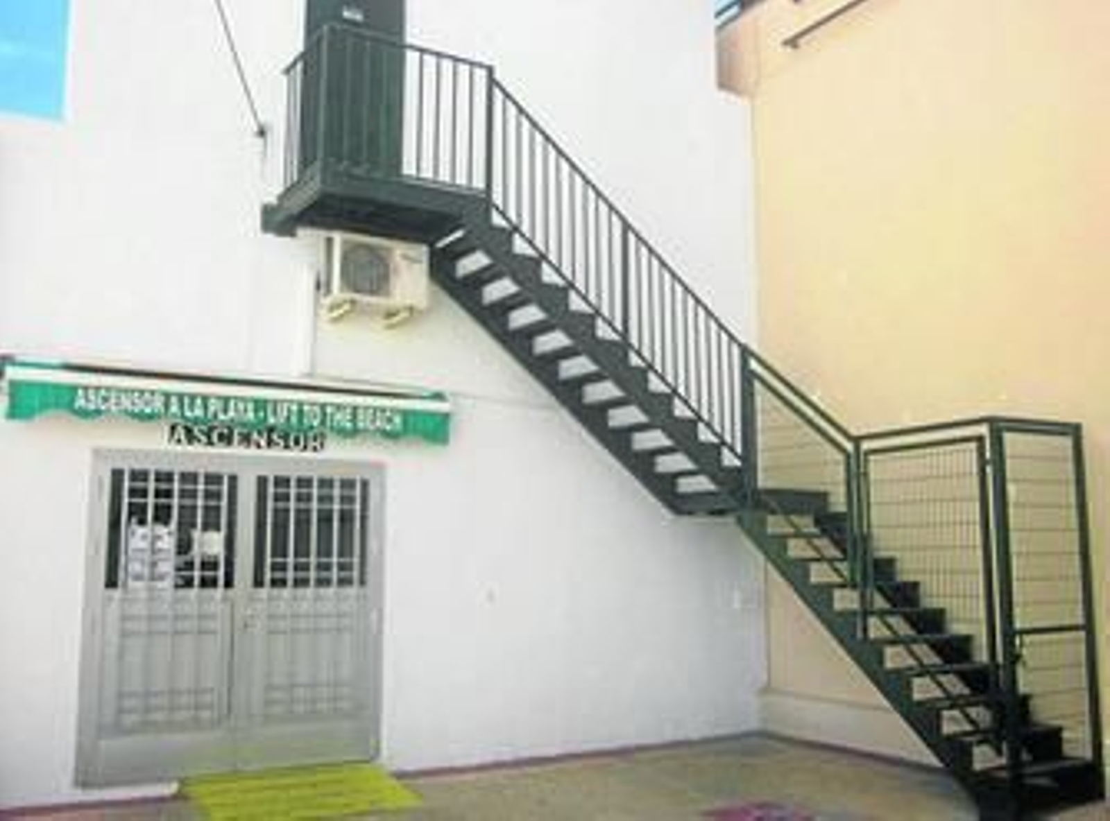 El desprendimiento de un muro obligó a cerrar los elevadores.