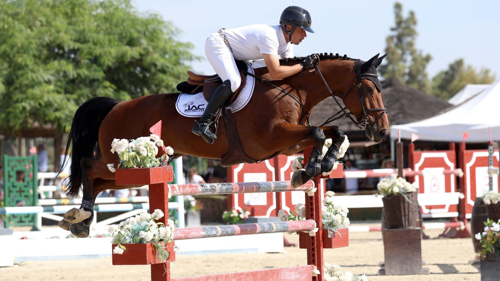 Julio Arias salta para conseguir el primer premio.