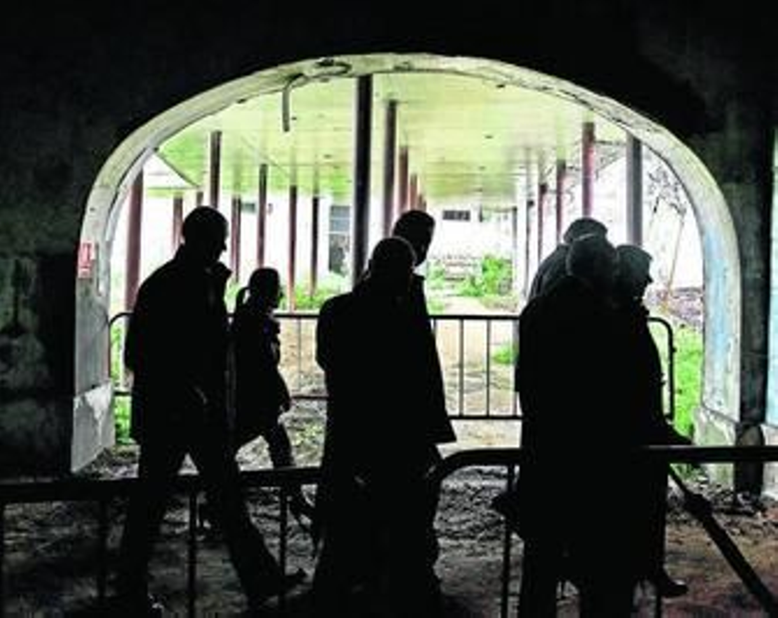 Un momento de la visita al conjunto bodeguero de la calle Ponce ayer con motivo del inicio de las obras. Un momento de la visita al conjunto bodeguero de la calle Ponce ayer con motivo del inicio de las obras.