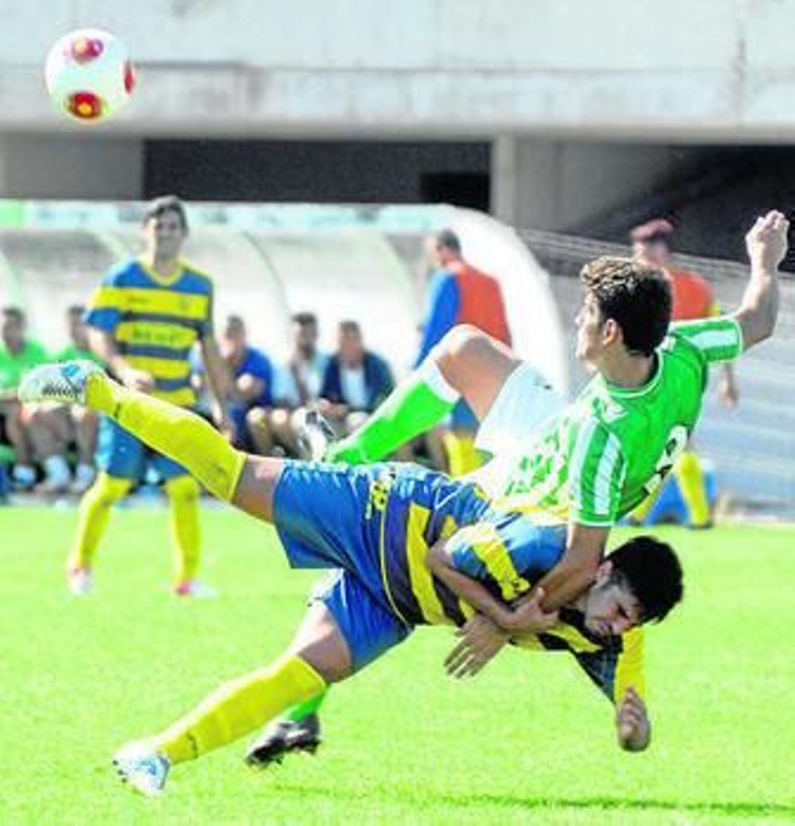 Álex Alegría es derribado por uno de los centrales del Conil.