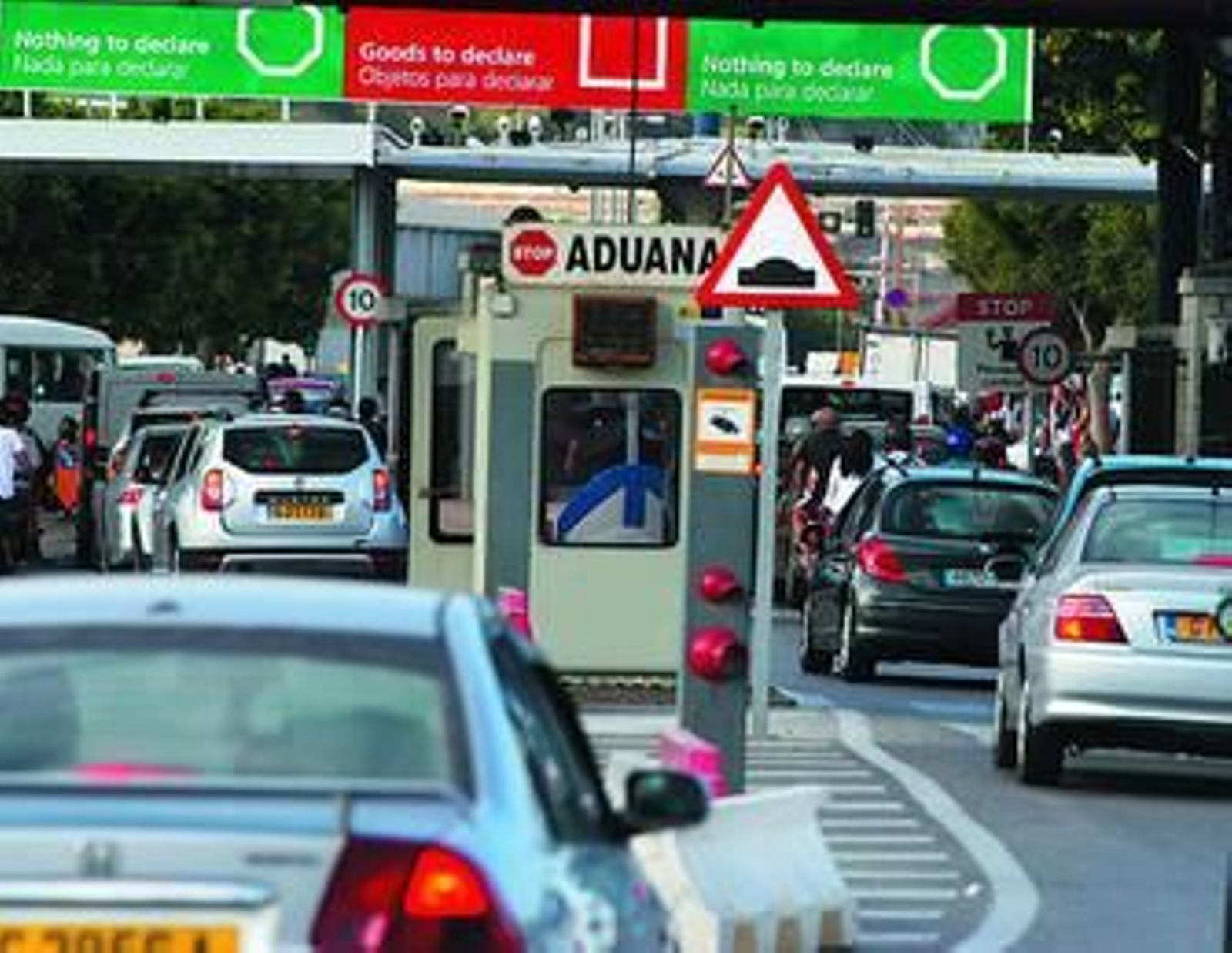 El Gobierno español quiere que los trabajadores puedan transitar por el carril rojo tras registrarse.
