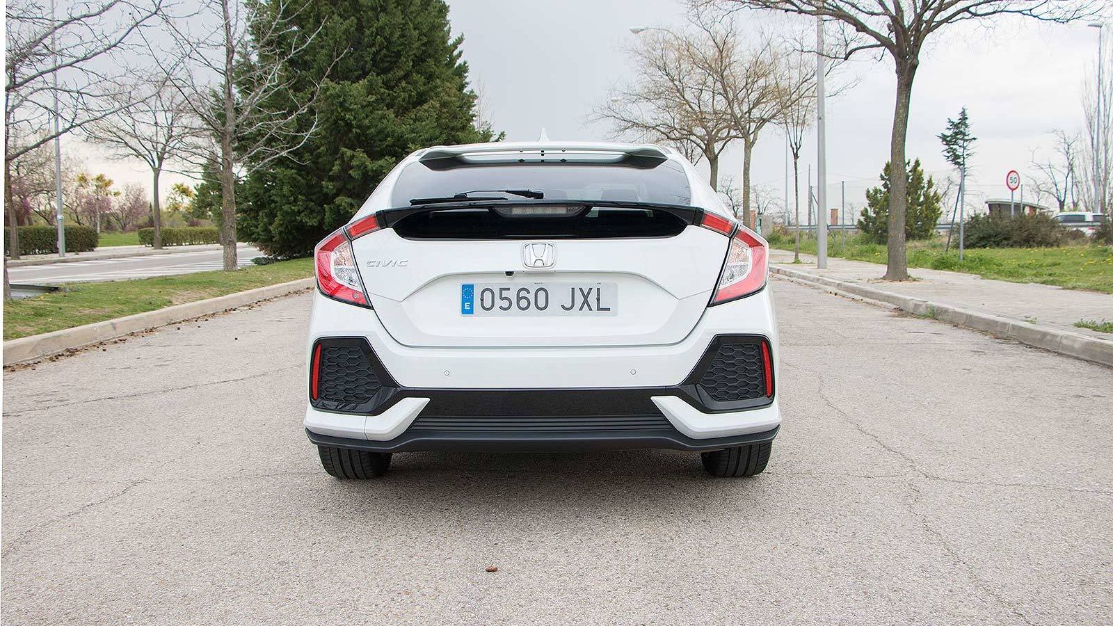 Quien disfrute conduciendo y goce de una  buena estatura sabrá apreciar la sensación de cercanía con el asfalto.