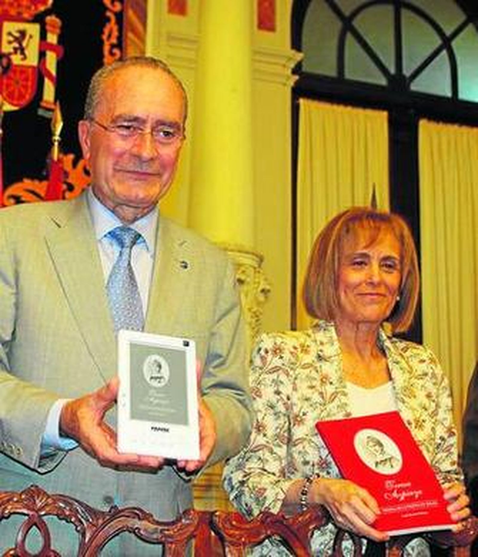 De la Torre muestra el libro en 'e-book' y González, en formato papel.