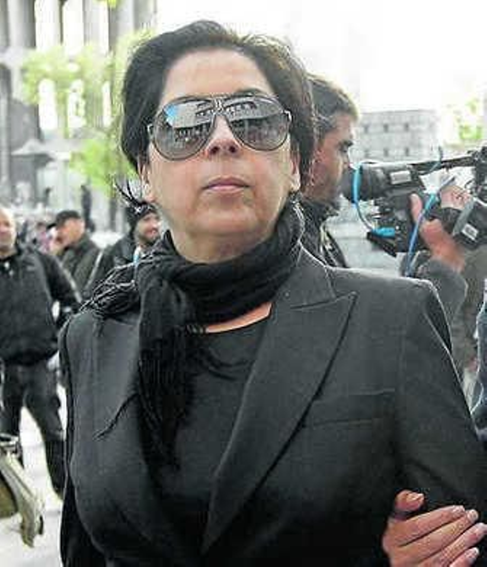 Velas y notas manuscritas junto al muro de la casa de Morente.