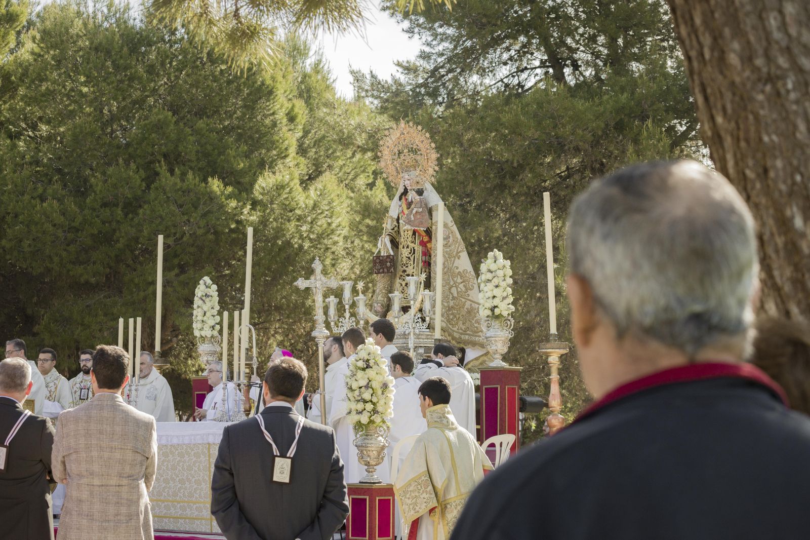 Misa de campaña frente a la parroquia del Cristo de la Sed con la Virgen del Carmen