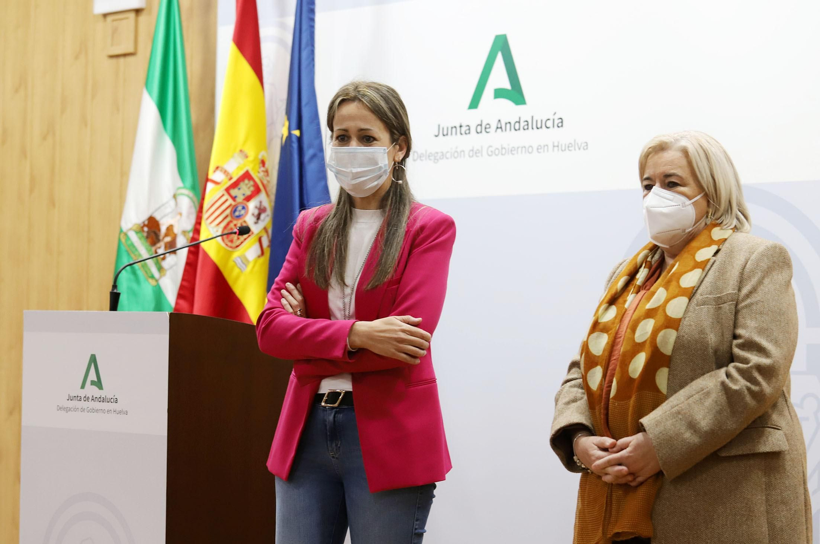 Bella Verano junto a la delegada de Salud, Manuela Caro.