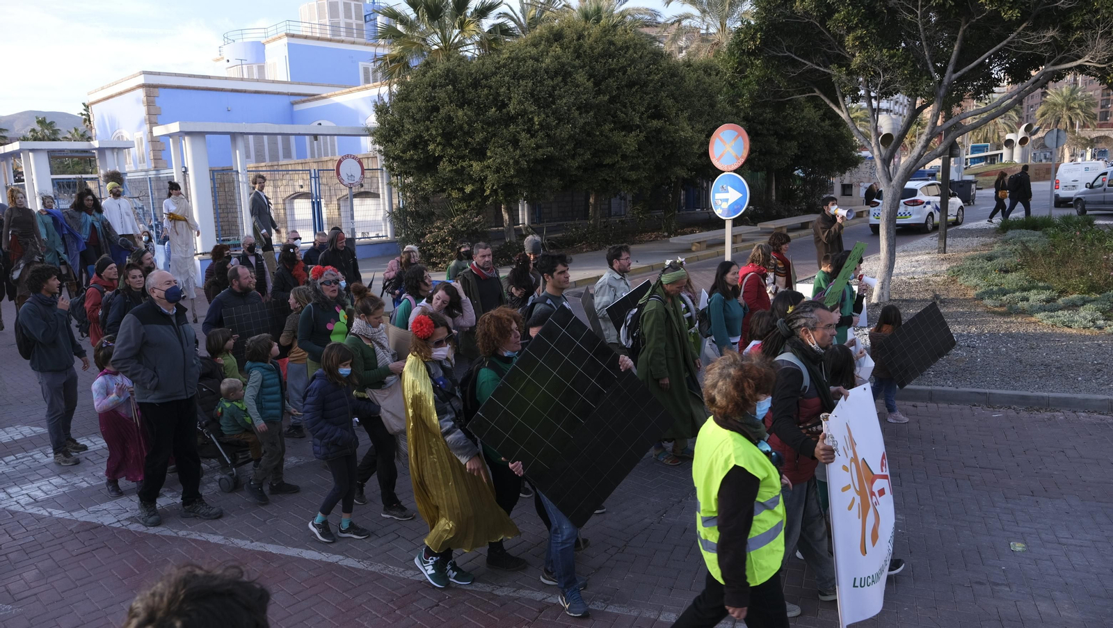 Fotogalería manifestación a favor de energías renovables ordenadas. Almería