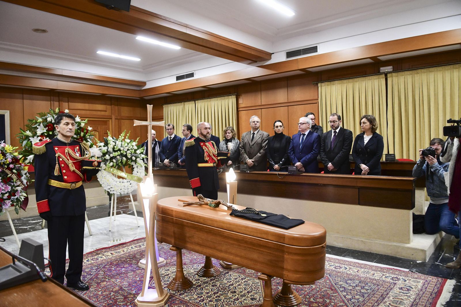 Las imágenes de la capilla ardiente de Pablo García Baena