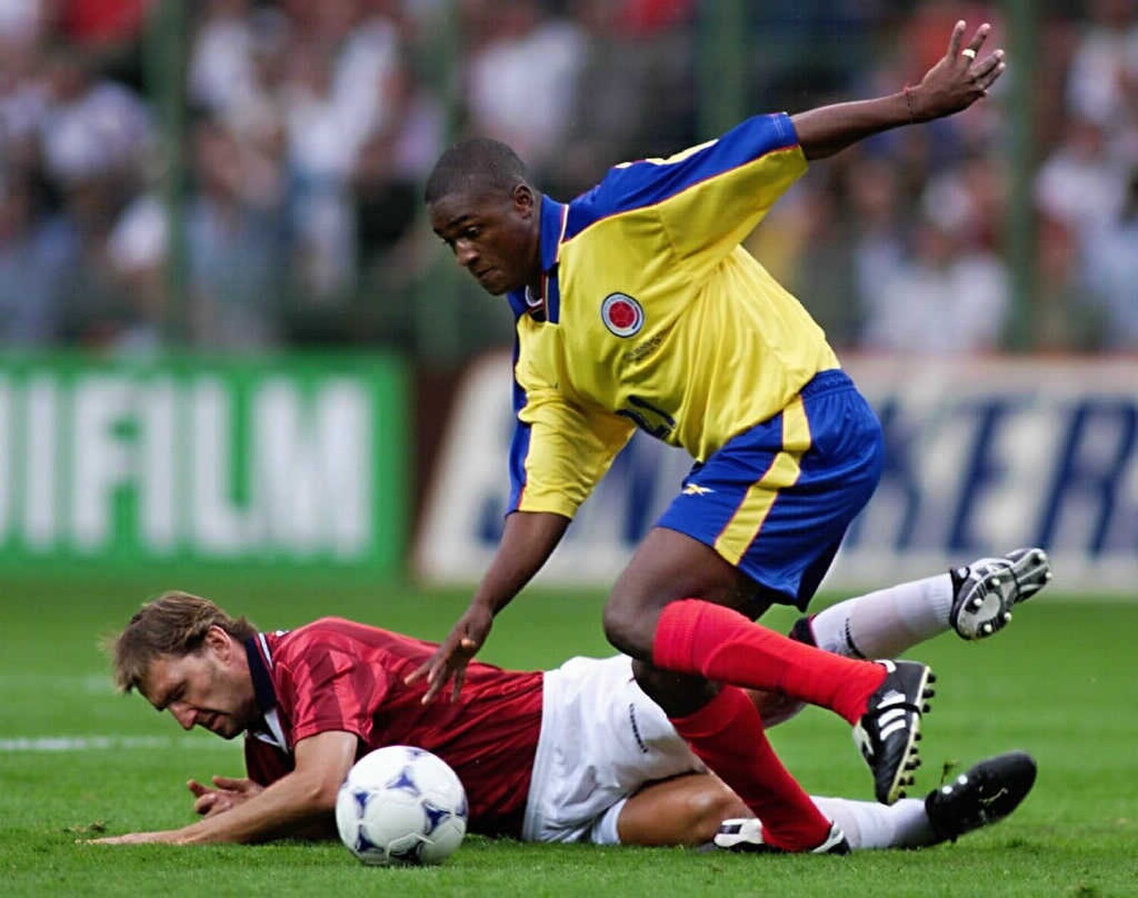 Tony Adams, al suelo para cortar el avance del colombiano Leider Preciado en el Mundial 98.