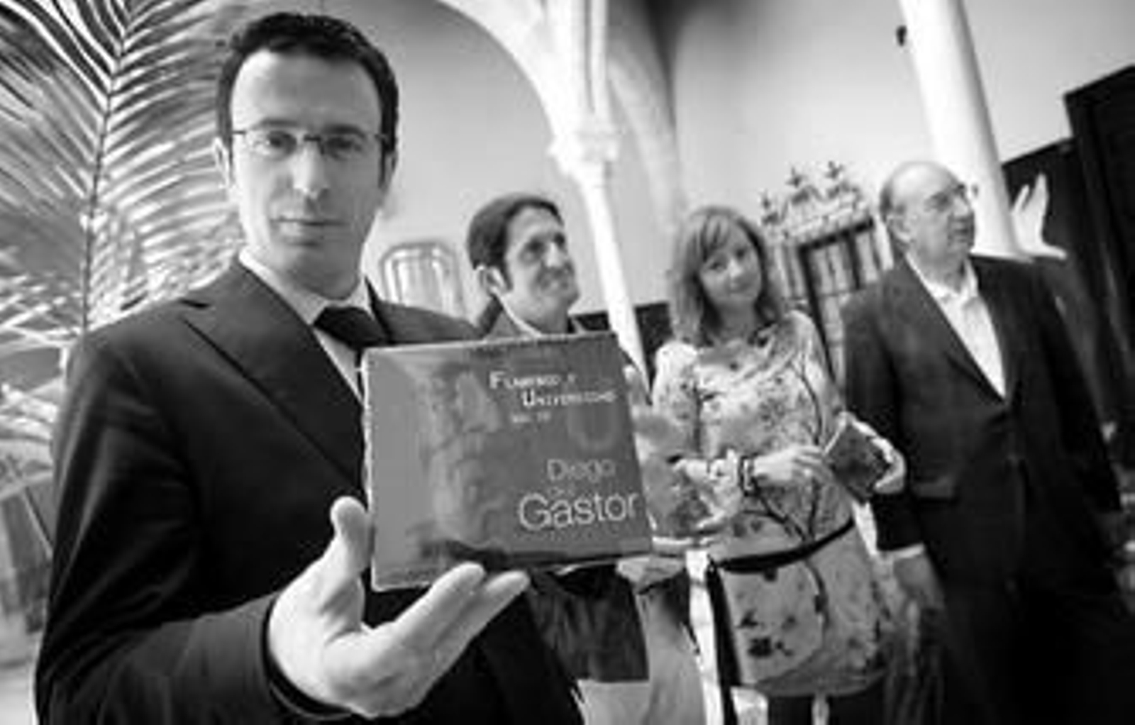 Perujo, director de la Agencia Andaluza del Flamenco, ayer, posando con uno de los discos.