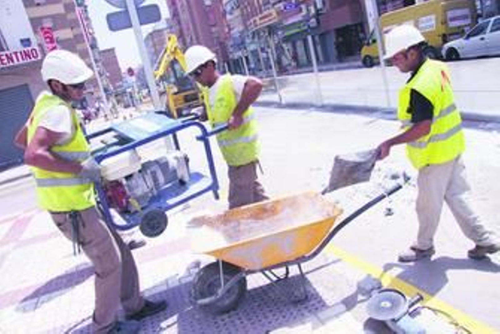 Trabajadores del Metro, ayer, en la esquina entre las calles Andarax y Unión.