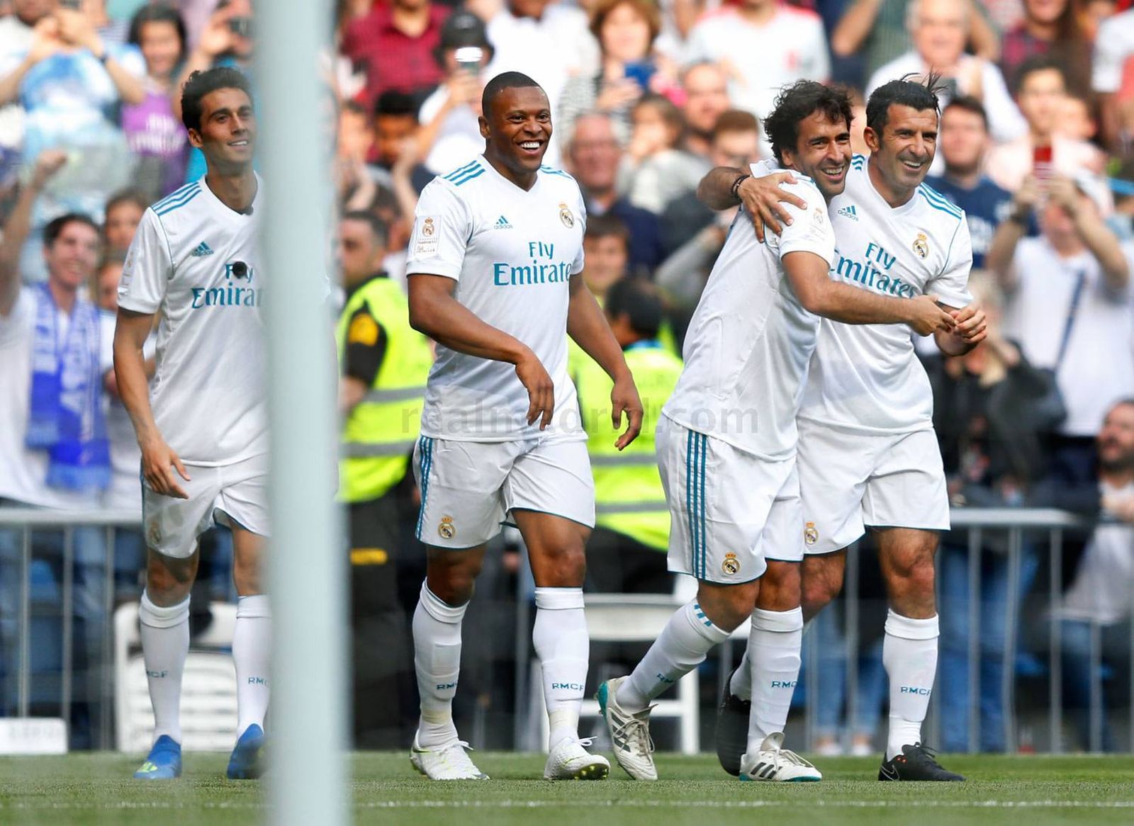 Arbeloa, Baptista, Raúl y Figo celebran un gol.