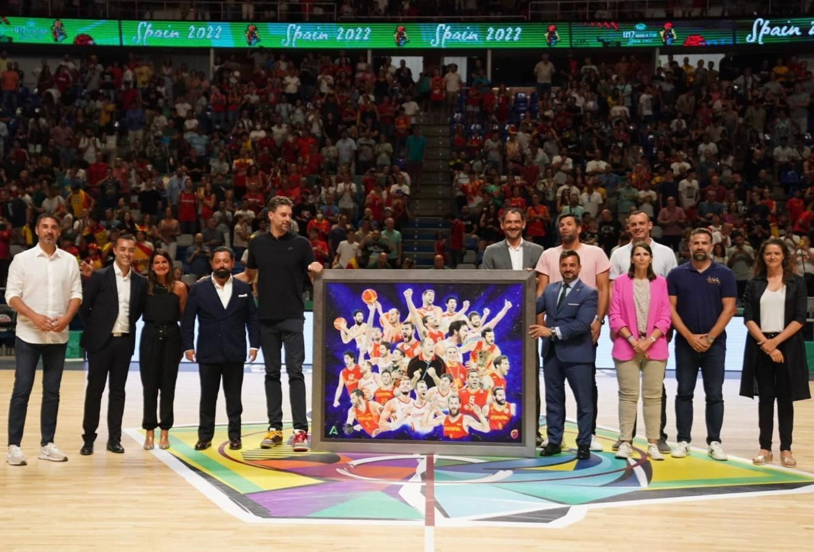Momento en el que Víctor Jerez  hace entrega de su homenaje a Javier Imbroda y el baloncesto español