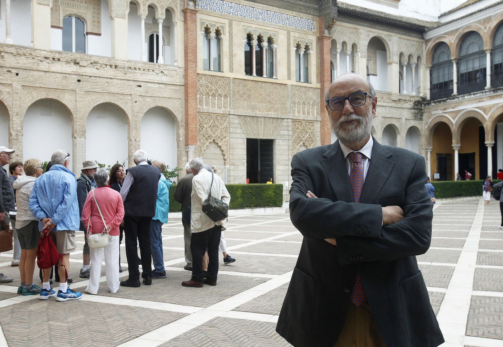 Bernardo Bueno, ayer en el patio de la Montería del Alcázar, junto a un grupo de turistas.