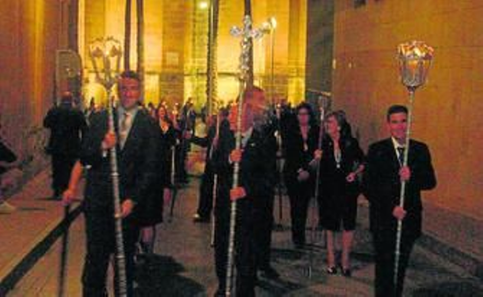 La procesión duró hasta tarde, pero los fieles mantuvieron su devoción.