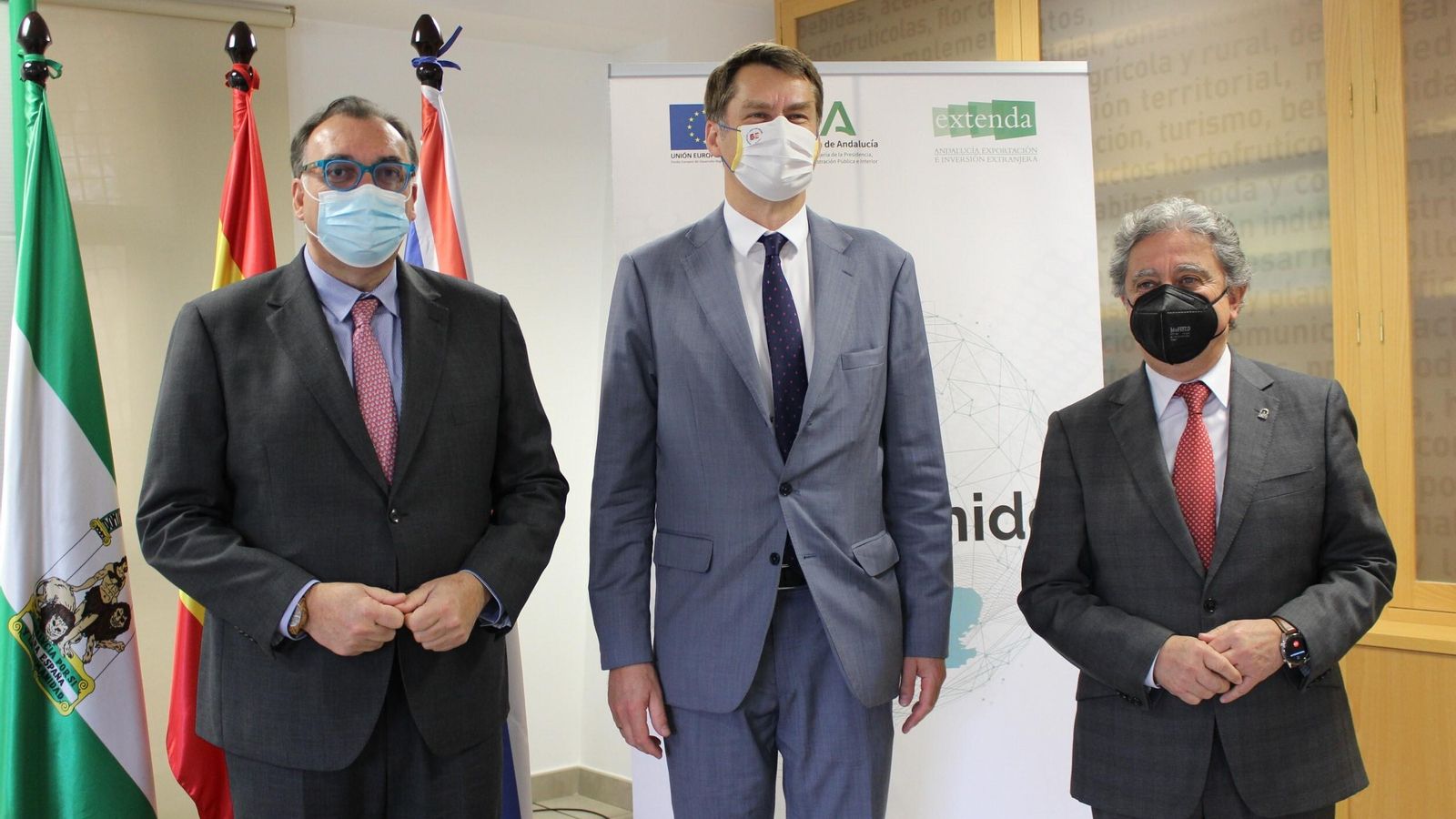 Hugh Elliott, Enric Millo y Arturo Bernal inauguración Club Reino Unido