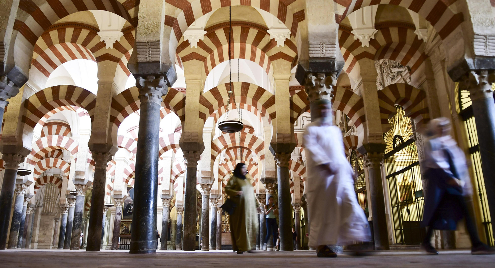 Visitantes en el interior de la Mezquita-Catedral.