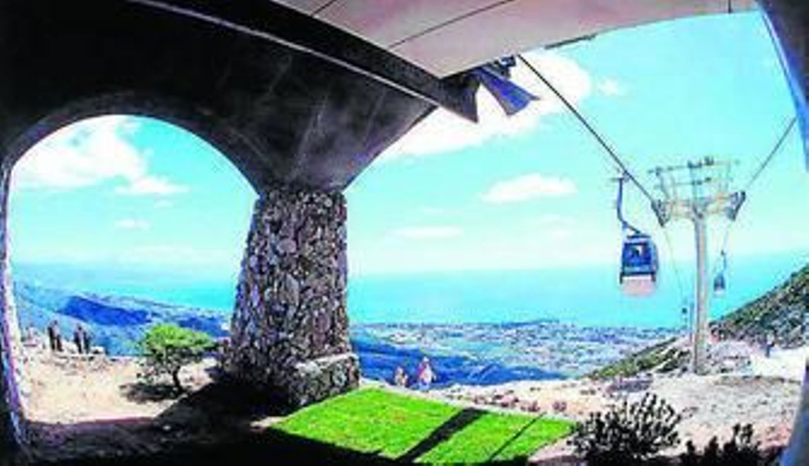 El teleférico a su llegada a la cima del monte Calamorro.