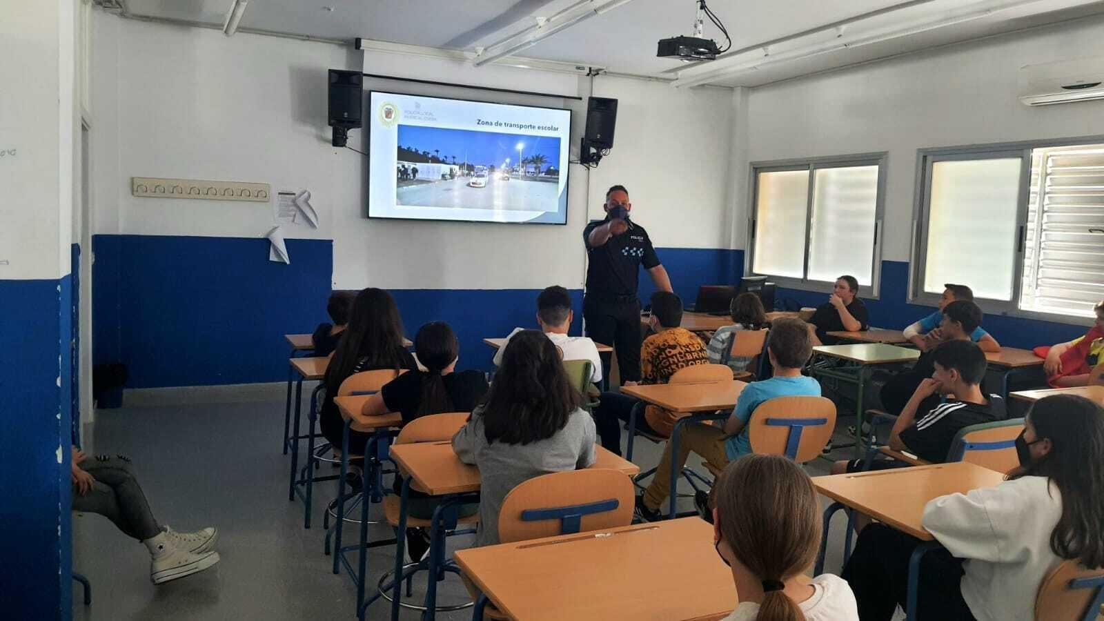 La Policía Local de Huércal-Overa explica cómo evitar el ciberacoso a 150 alumnos