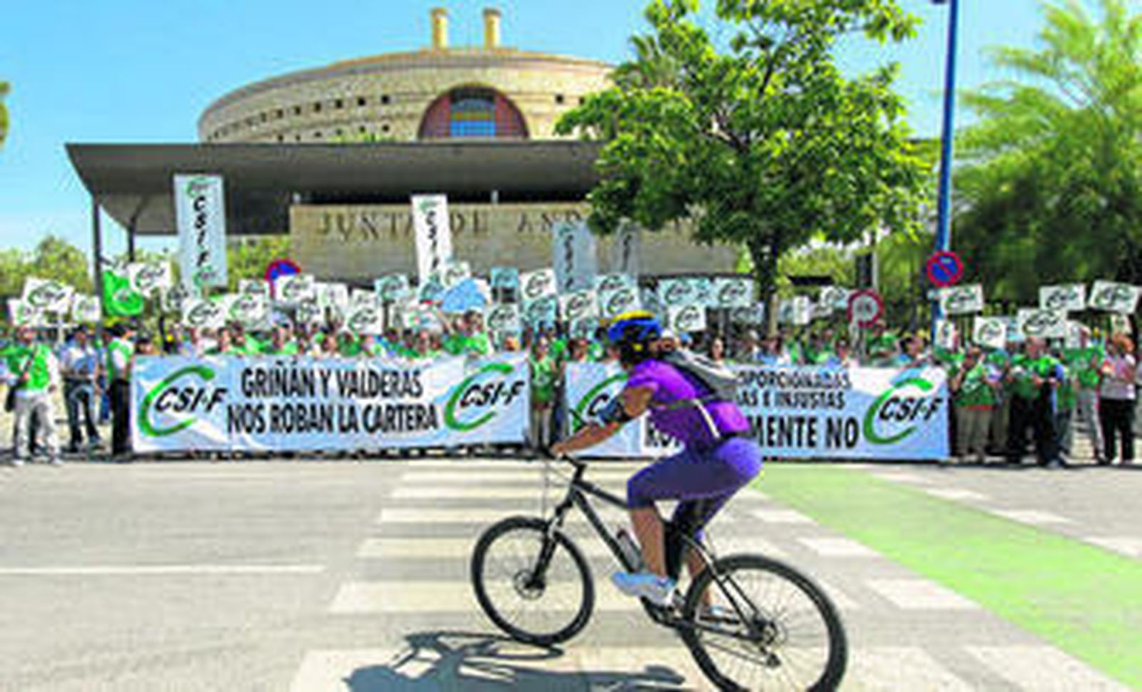 Concentración ante el edificio Torretriana, sede de varias consejerías, para protestar contra el recorte del salario de los funcionarios en 2012.