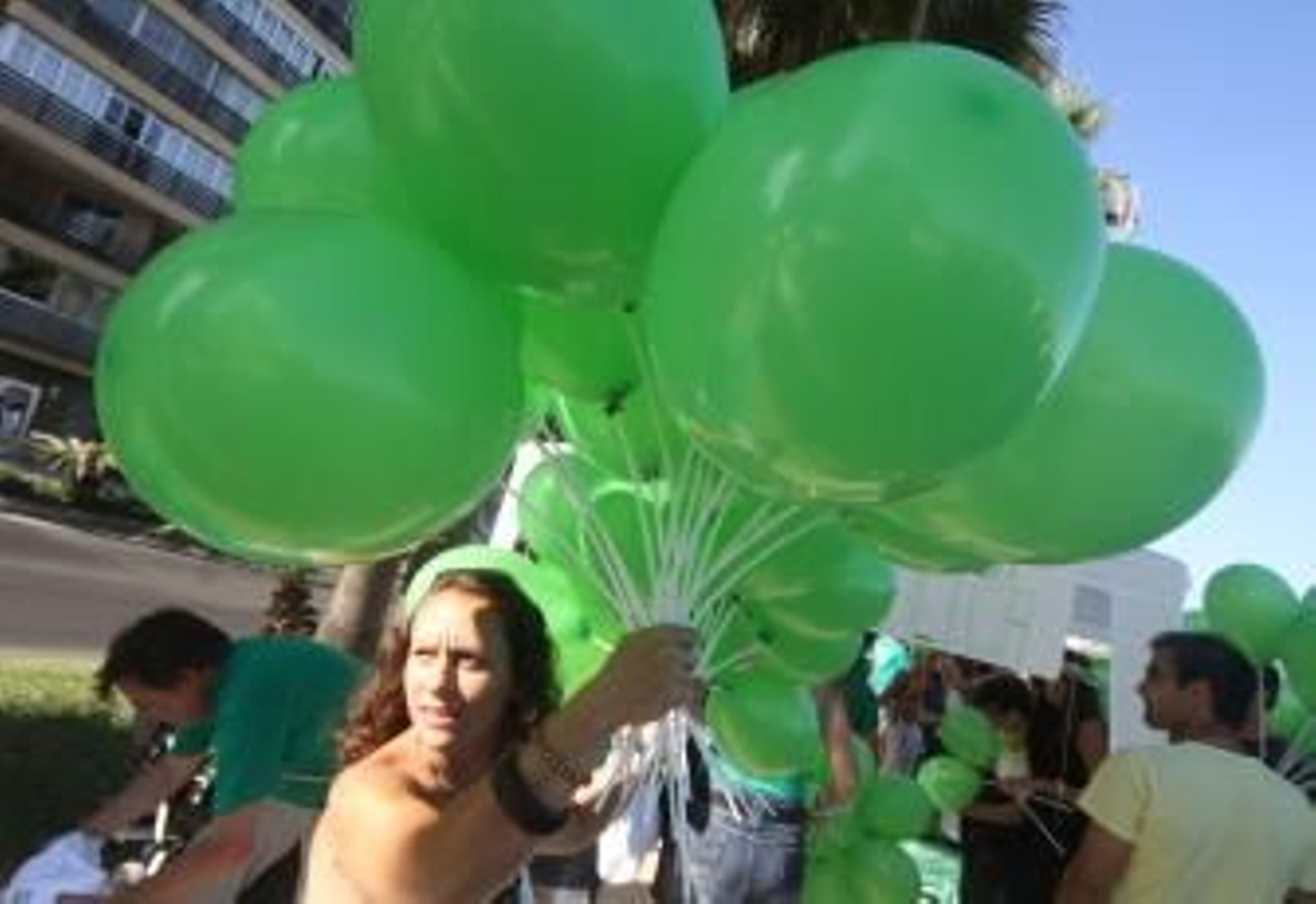 La Marea Verde llena de globos La Malagueta e informa a las familias
