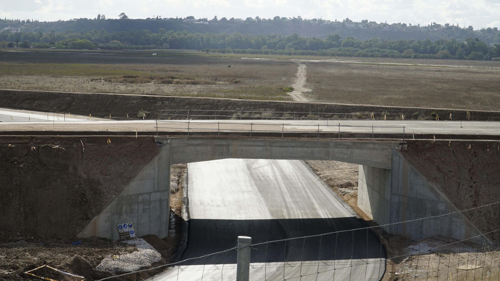 Paso inferior para los cocheros y los camiones municipales.