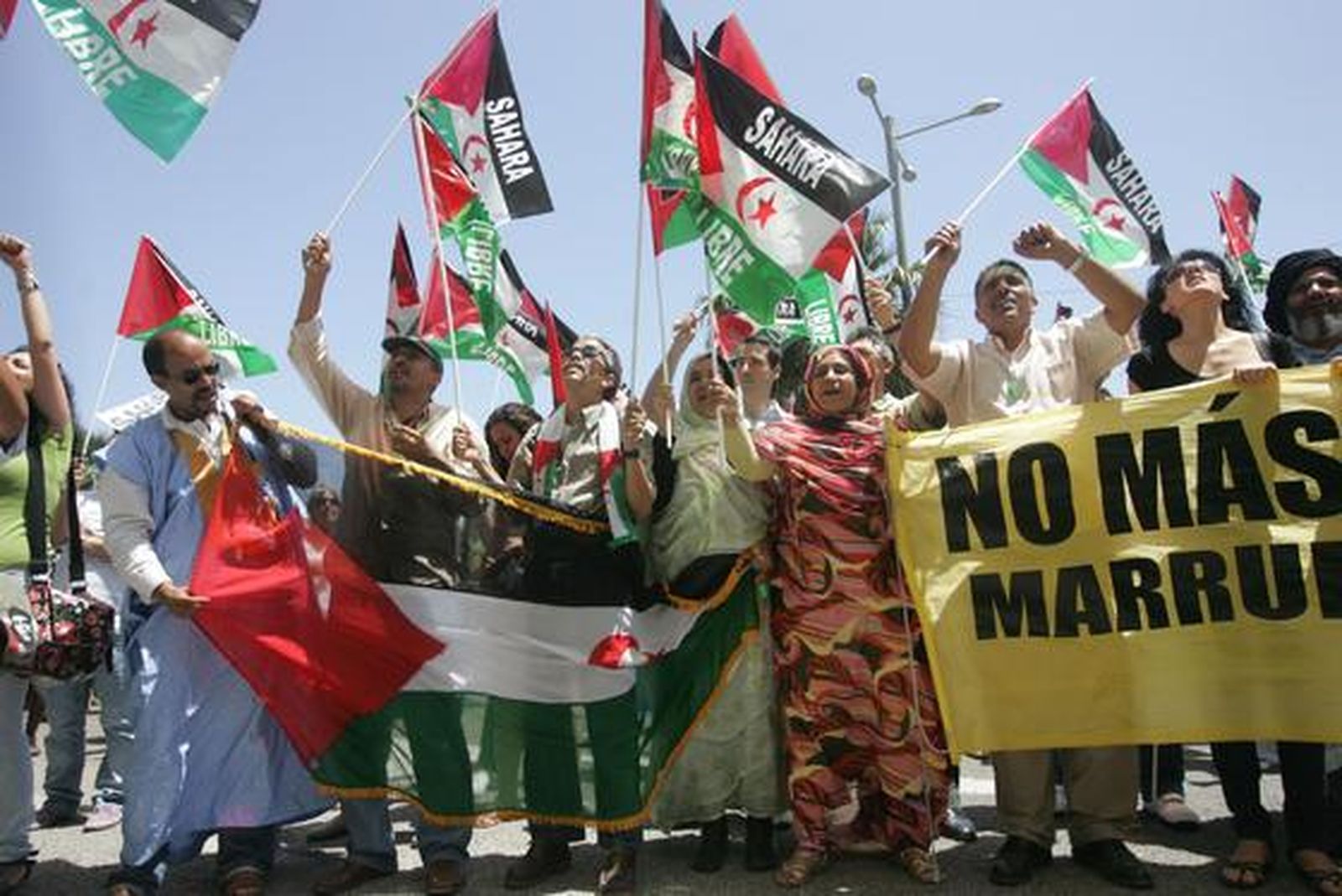 Unas 200 personas reclaman el Sahara libre antes el Consulado de Marruecos donde les responden unos 30 marroquíes gritando y besando la bandera de su país./Fotos:J.M.Quiñones

Foto: J.M.Q.