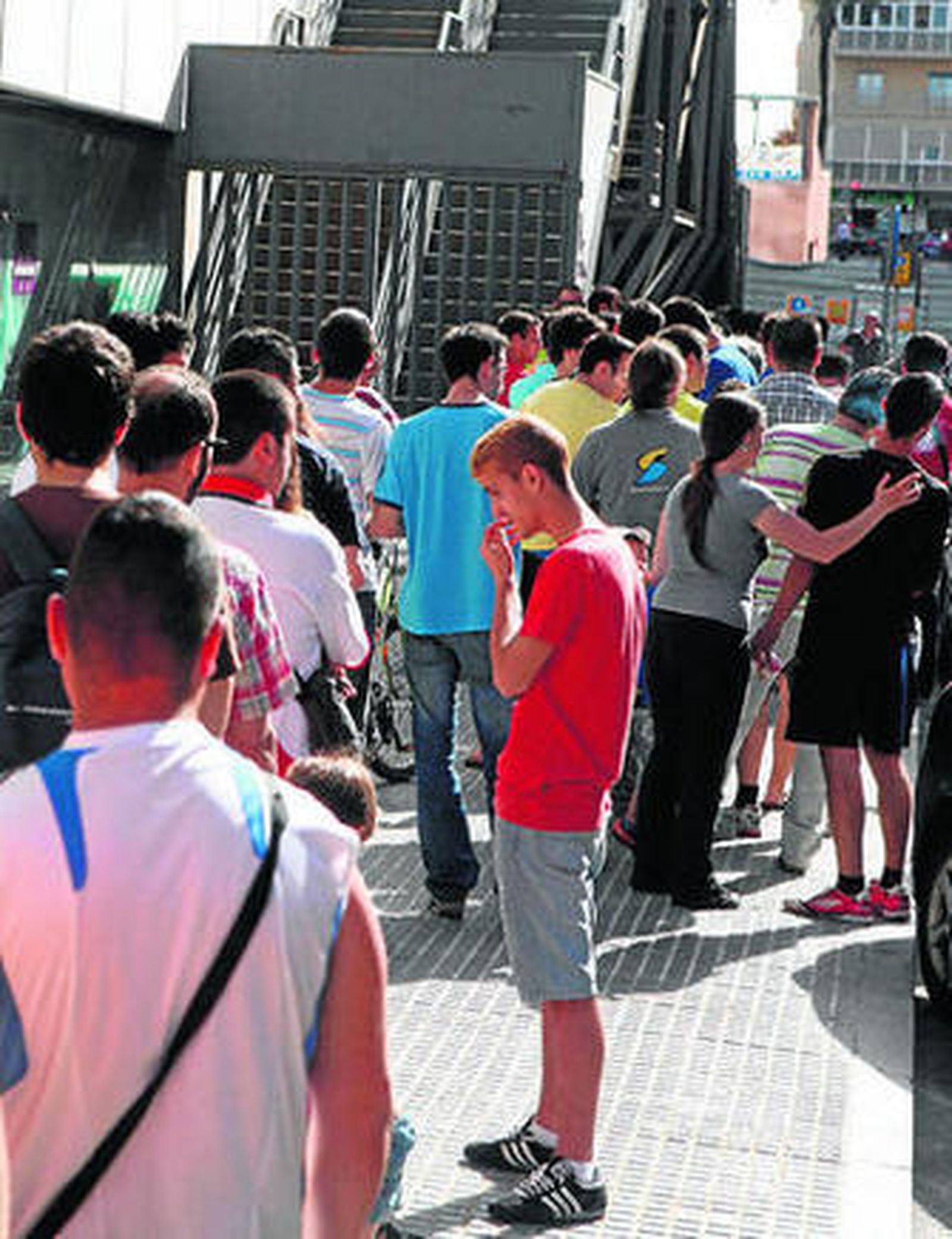 Imagen de aficionados haciendo cola en la tarde de ayer.