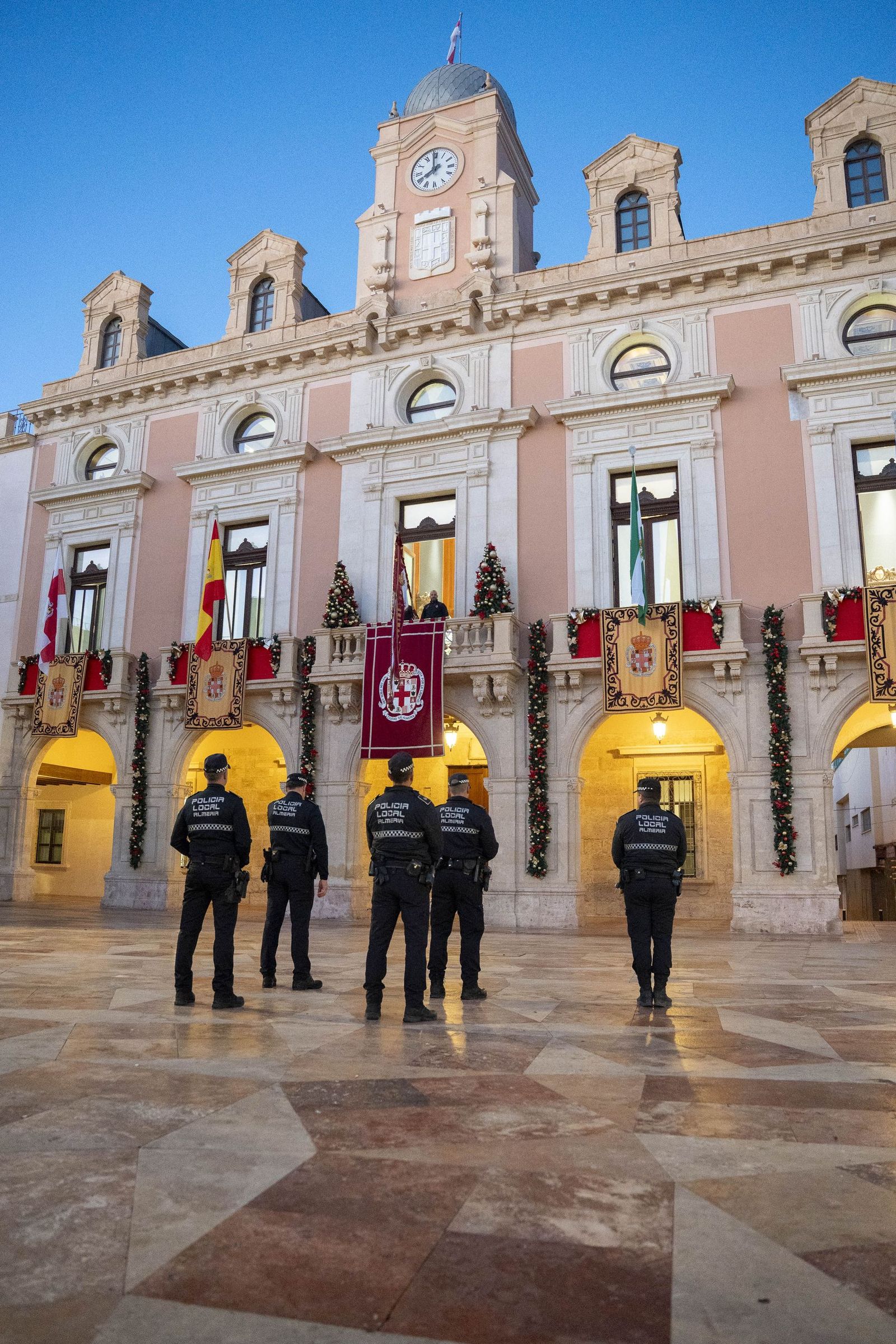 El Pendón vuelve a alzarse en Almería: memoria y ciudad bajo la luz de diciembre