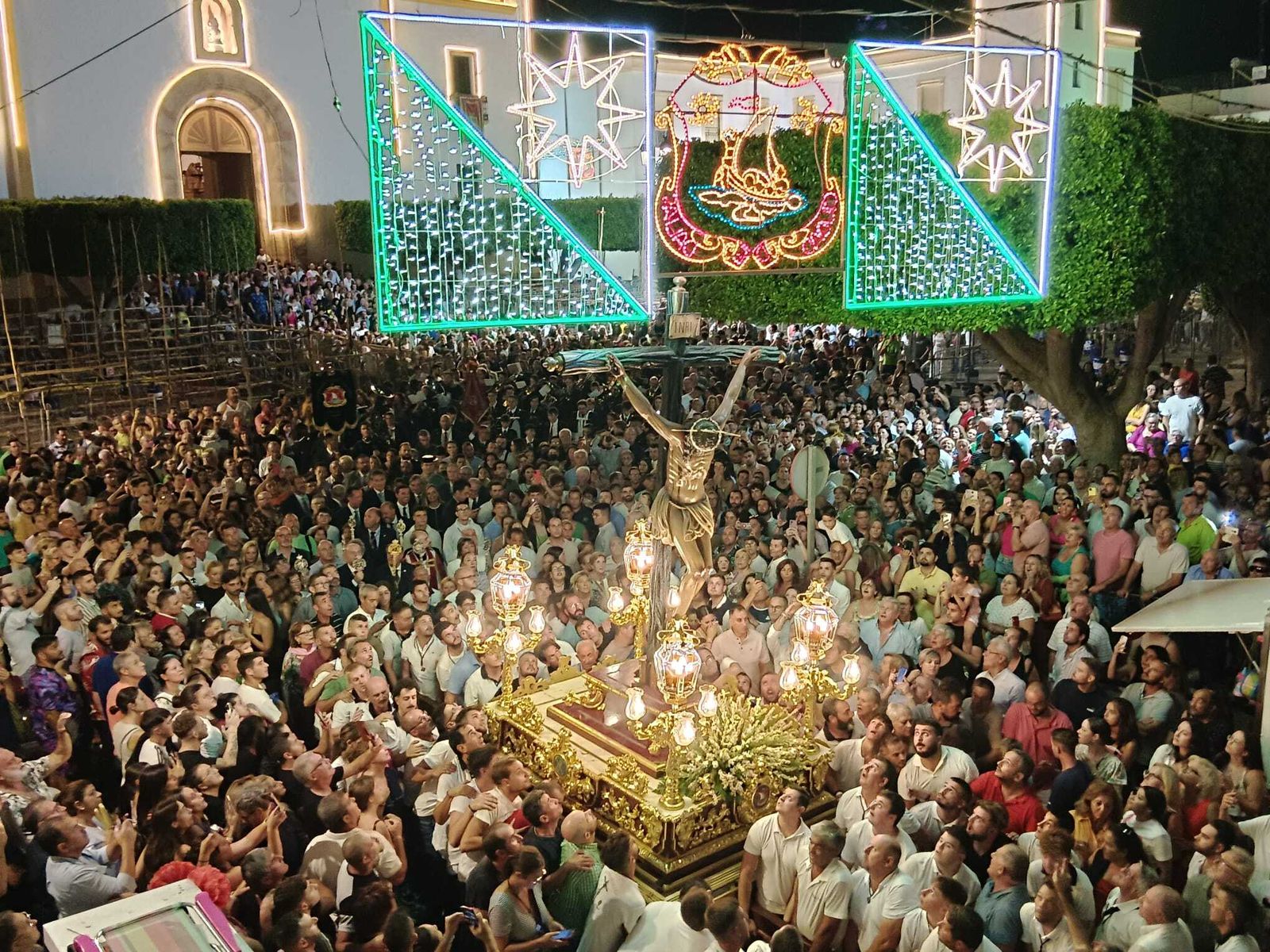Panorámica de la salida del Cristo de la Luz rodeado de sus fieles, este pasado domingo.