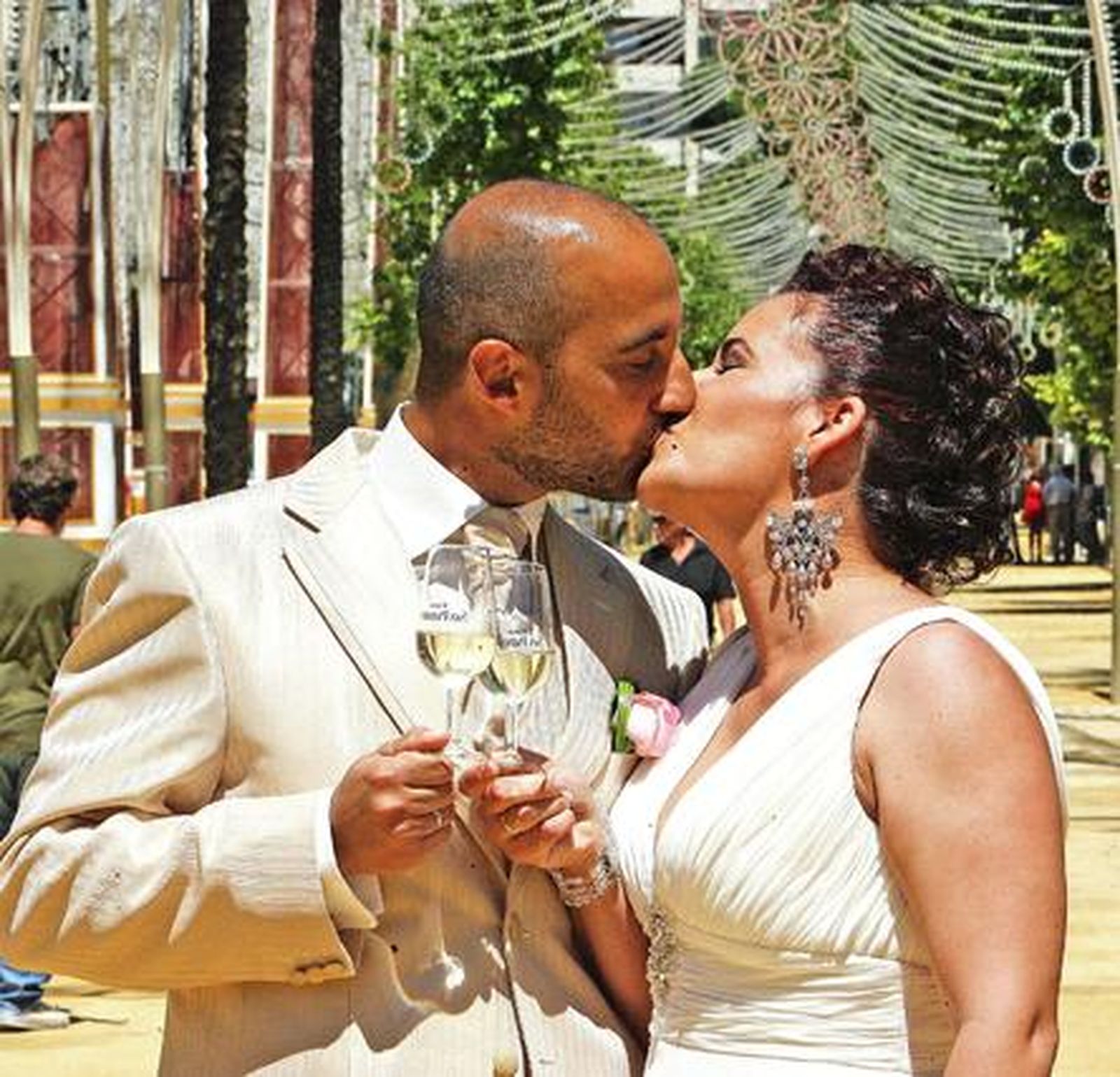 ¡qué vivan los novios! Esta pareja de recién casados decidió celebrar ayer su boda en el Real de la Feria. ¿Qué mejor sitio que éste?

Foto: Pascual