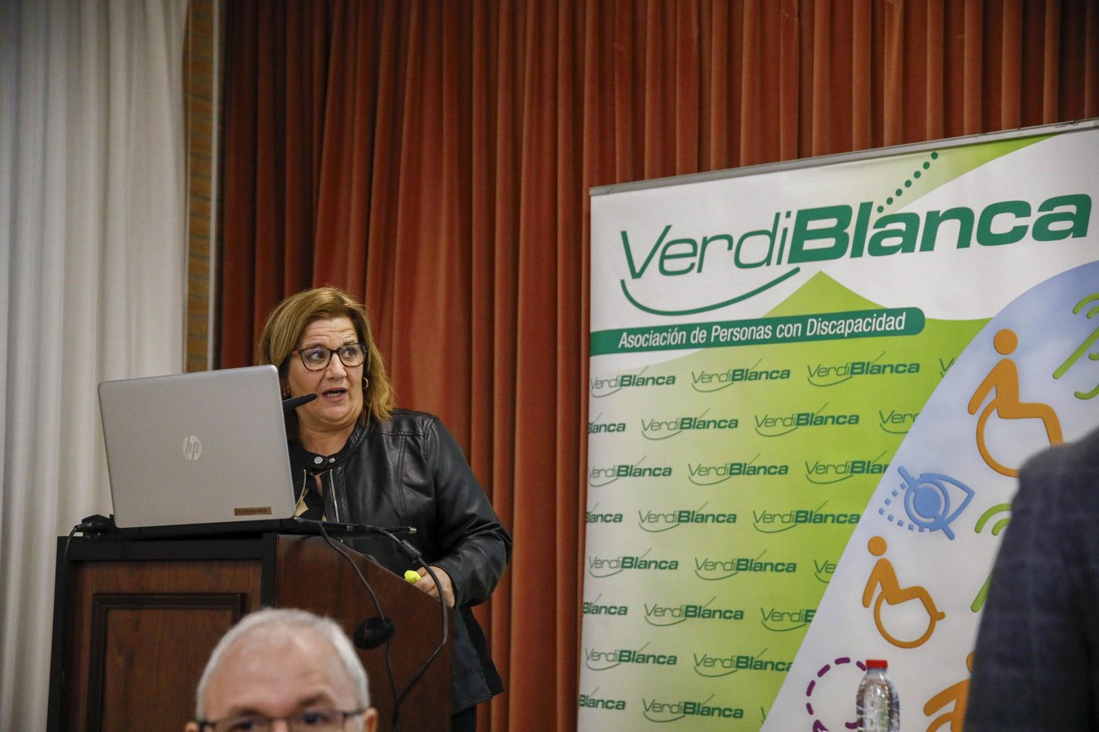 Imágenes de la enterga de certificado de profesionalidad de limpieza de superficies y mobiliarios de VerdiBlanca en la Universidad de Almería