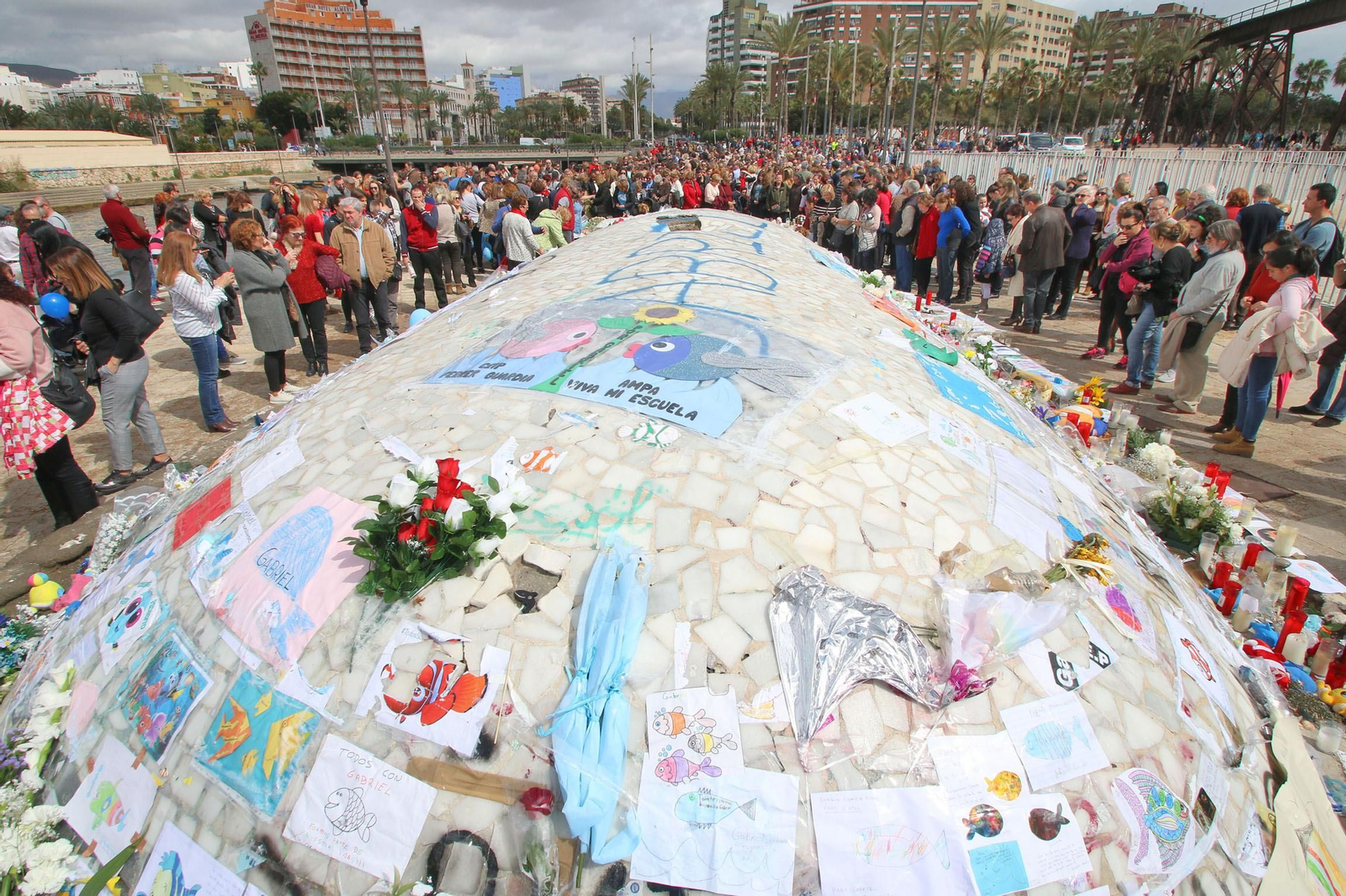 El monumento La Ballena, convertido en Almería en símbolo del recuerdo al pequeño Gabriel Cruz y de la solidaridad de los almerienses con la familia del niño asesinado.