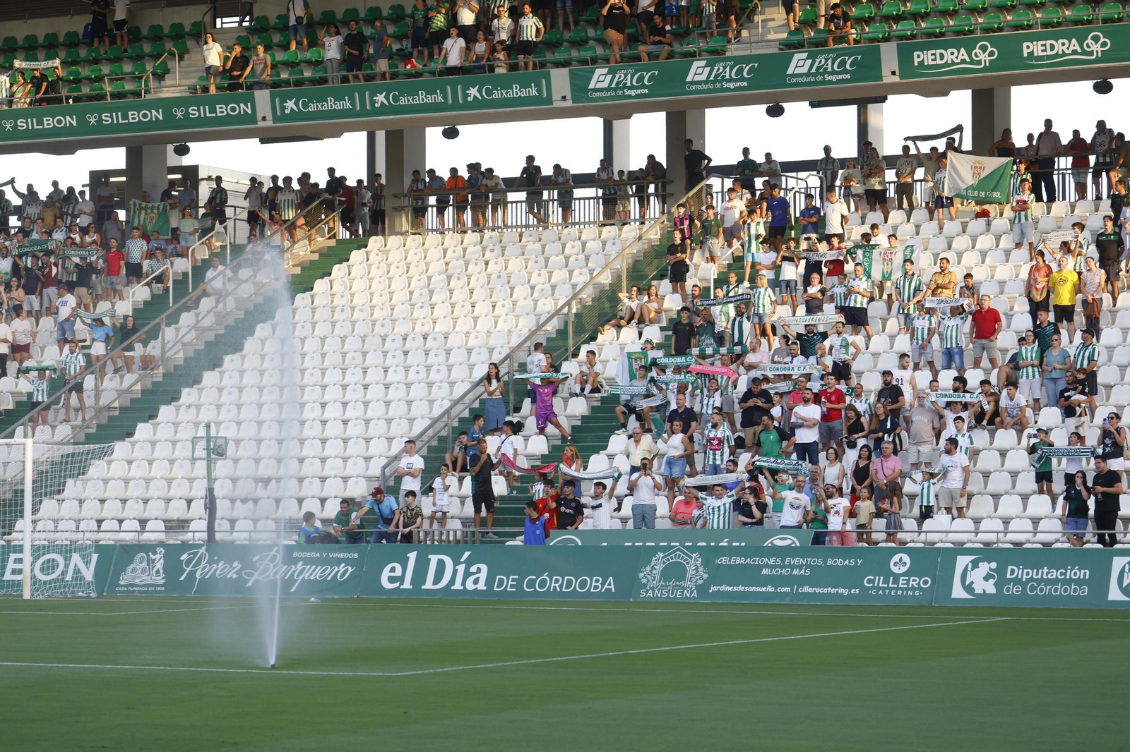 Las mejores fotos del ambientes en El Arcángel para el Córdoba CF - Rayo Vallecano