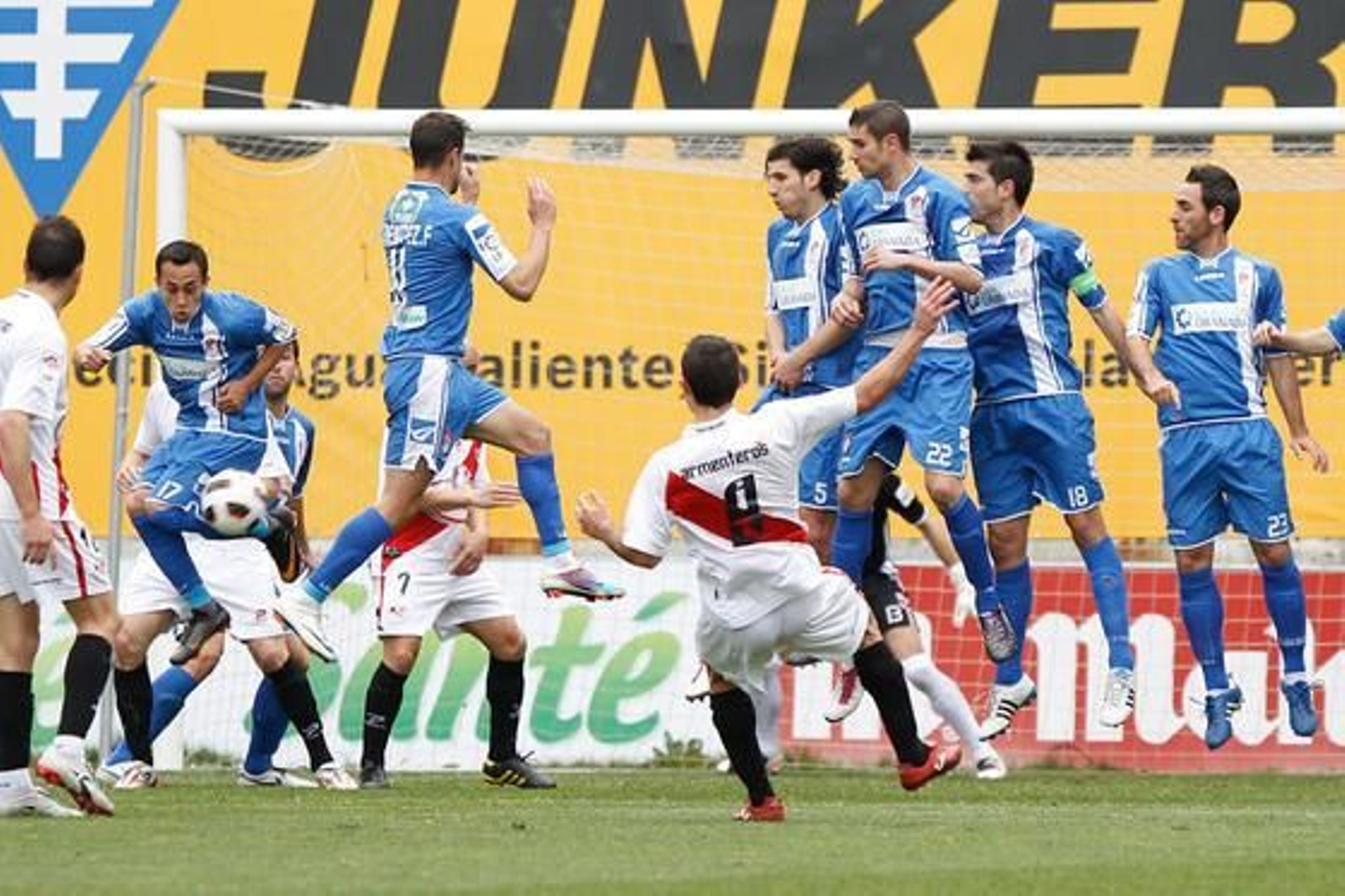 El Granada se trae un empate del campo del líder de Segunda, el Rayo Vallecano (1-1). / LOF