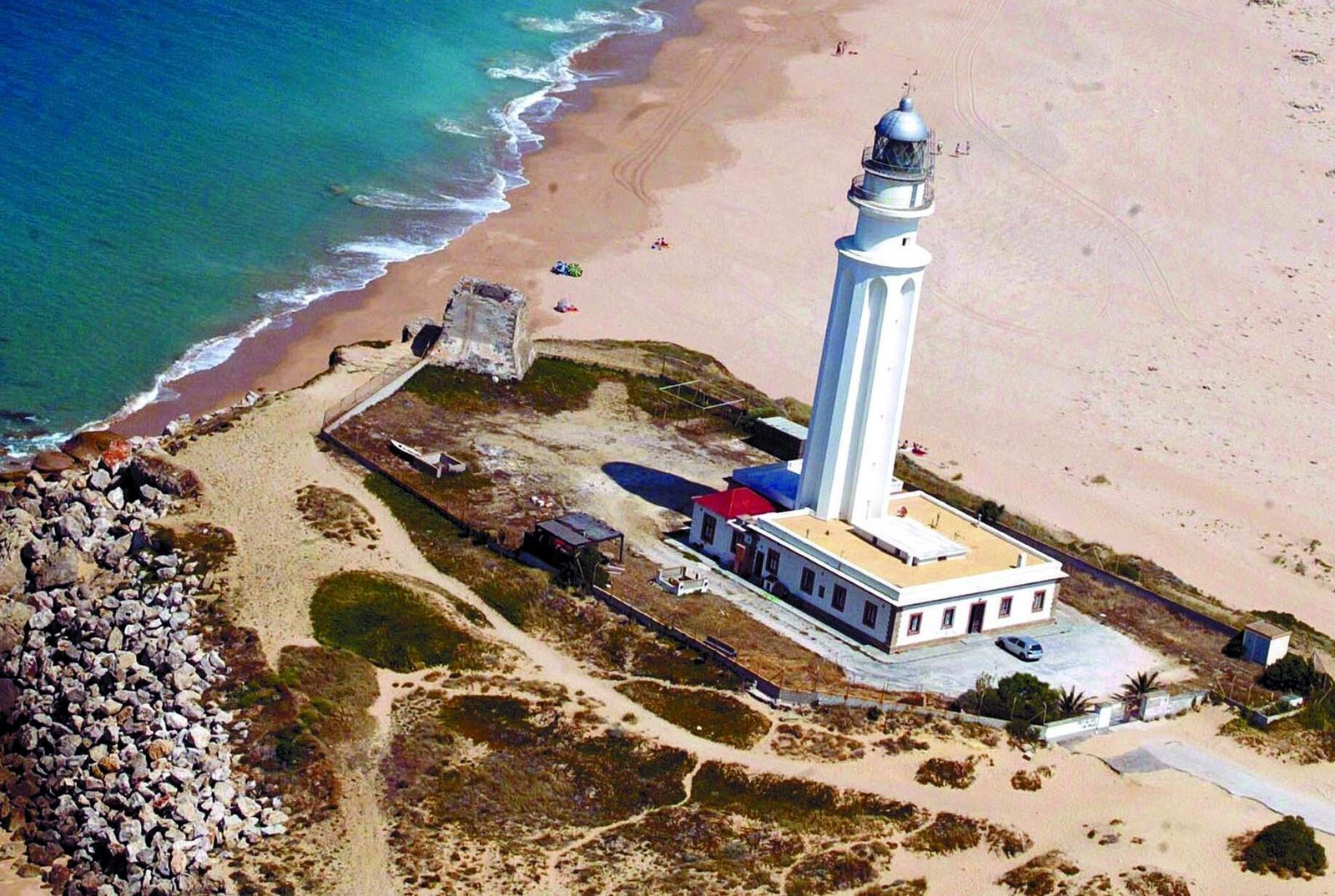 El Tómbolo de Trafalgar es el único ejemplo de tómbolo doble en Andalucía.