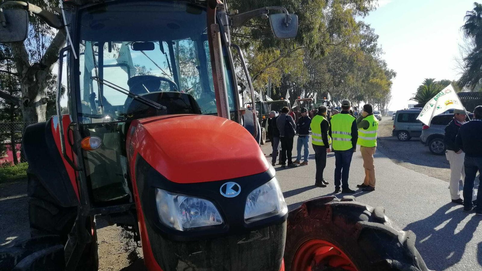 Concentración de agricultores en Benacazán.